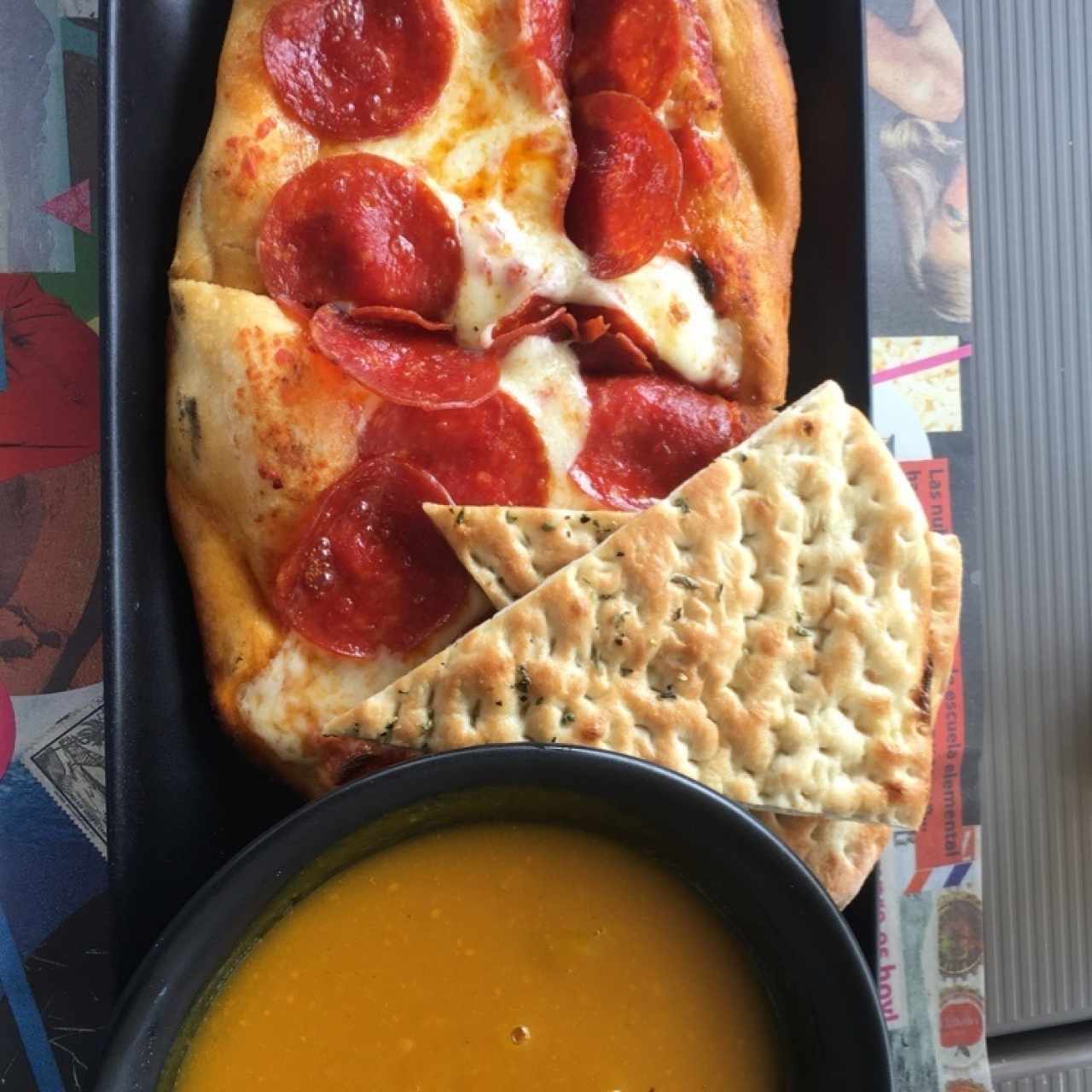 pizza de peperoni y sopa de zapallo