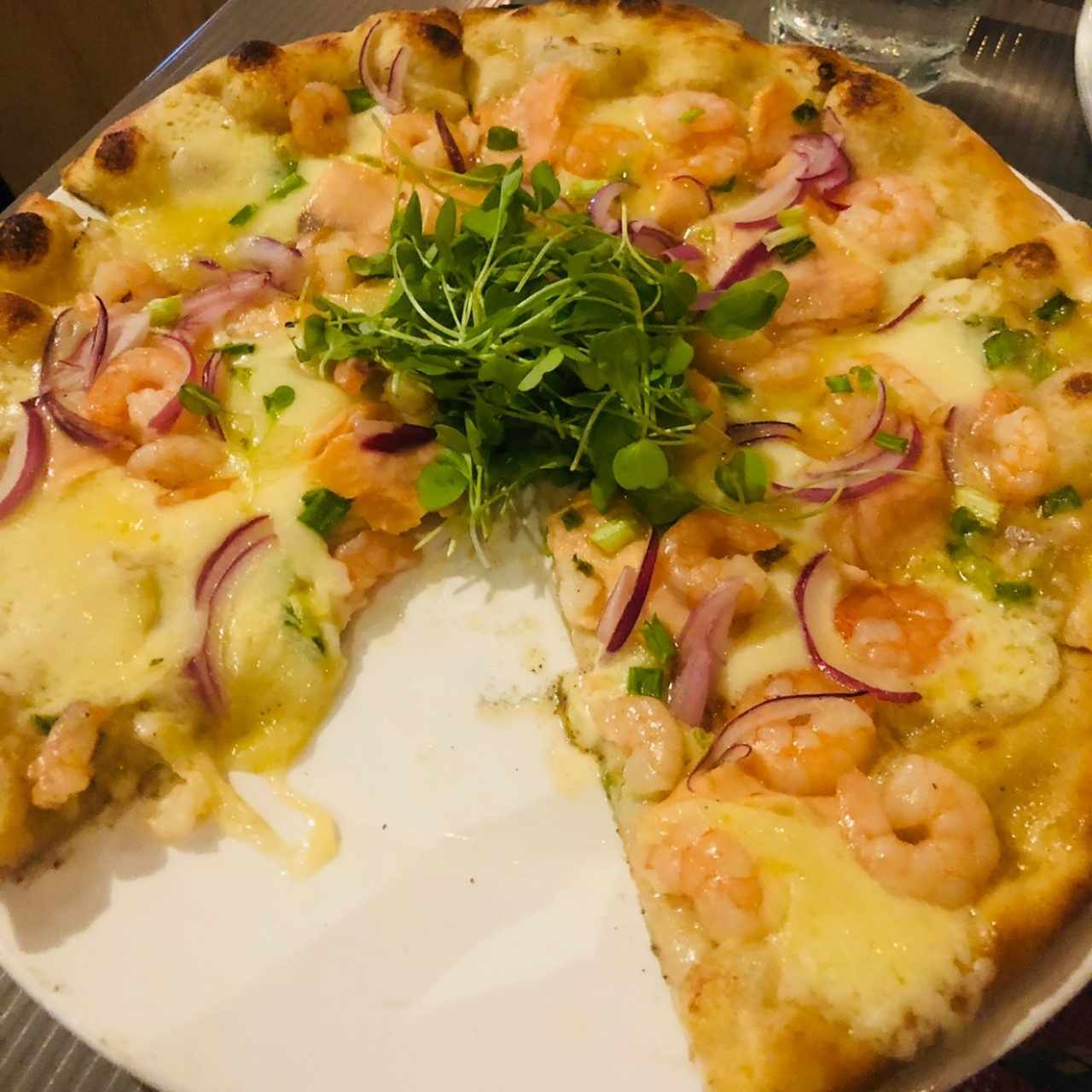 Pizza de camaroes y salmón
