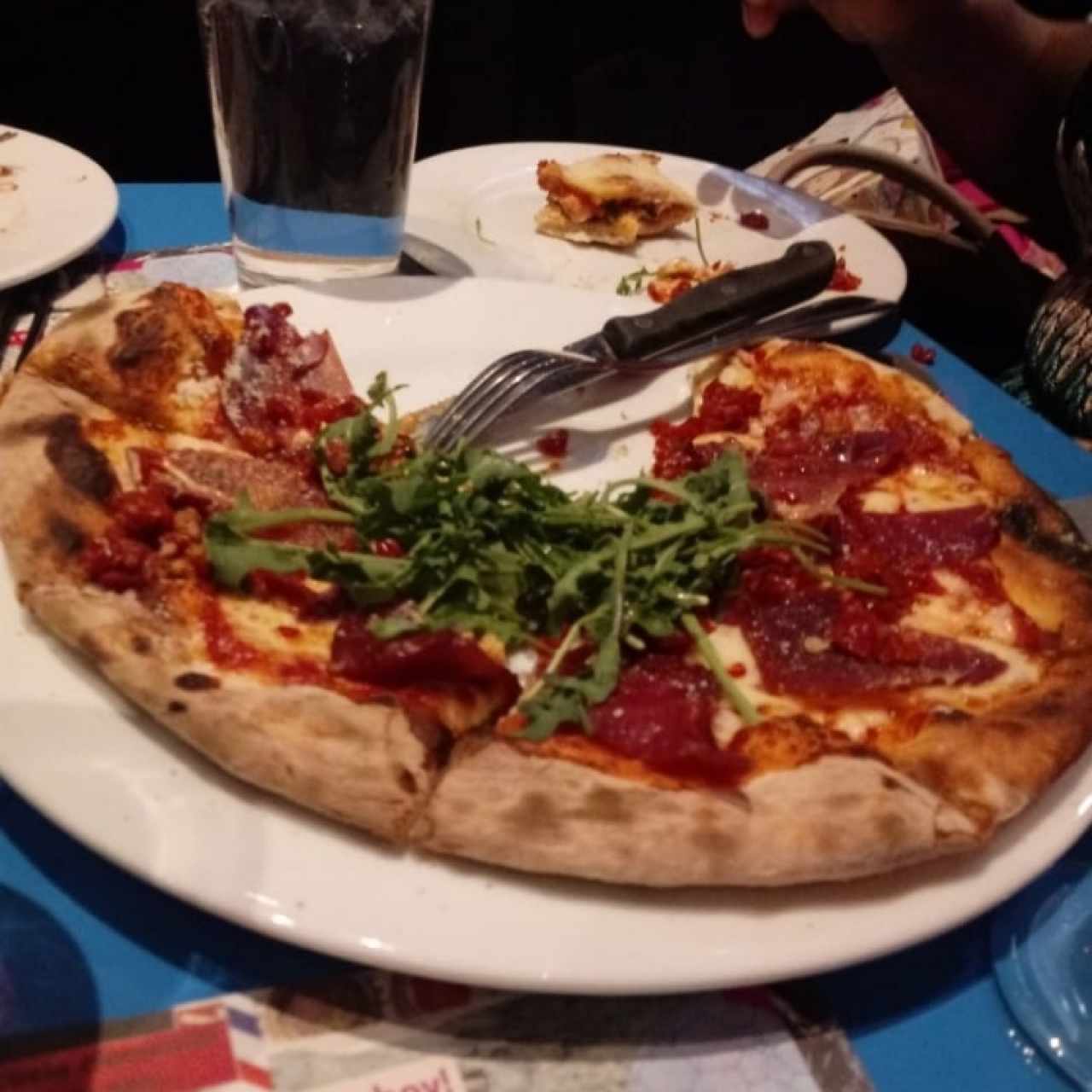 Pizza de pepperoni con rúcula