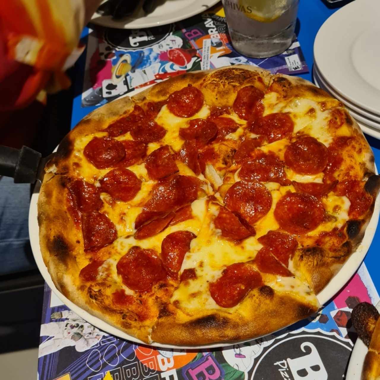 Una pizza de 8" (pepperoni, jamóm o queso) o un Dron de queso con jamón y pepperoni