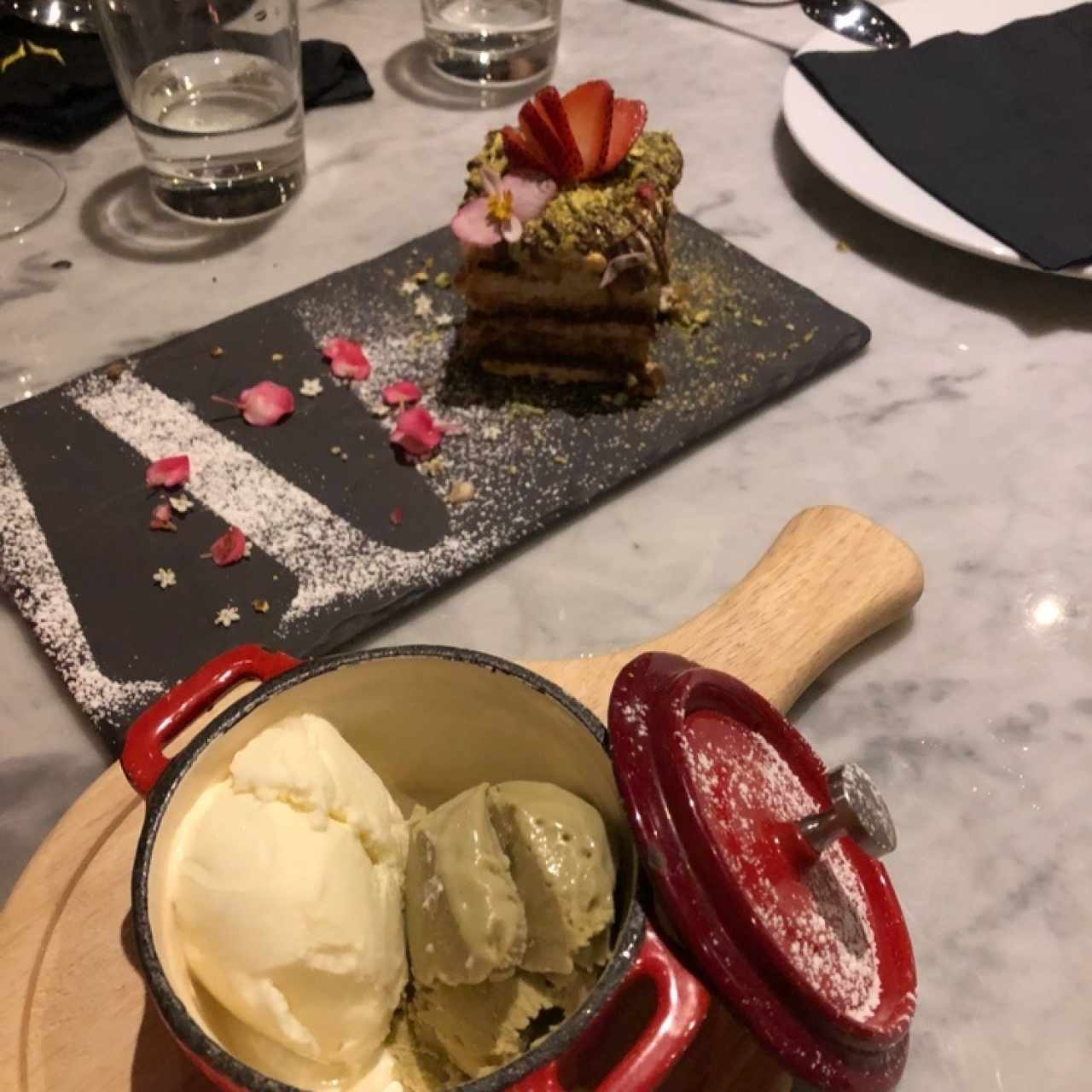 Tiramisu y helado de panacotta pistacho