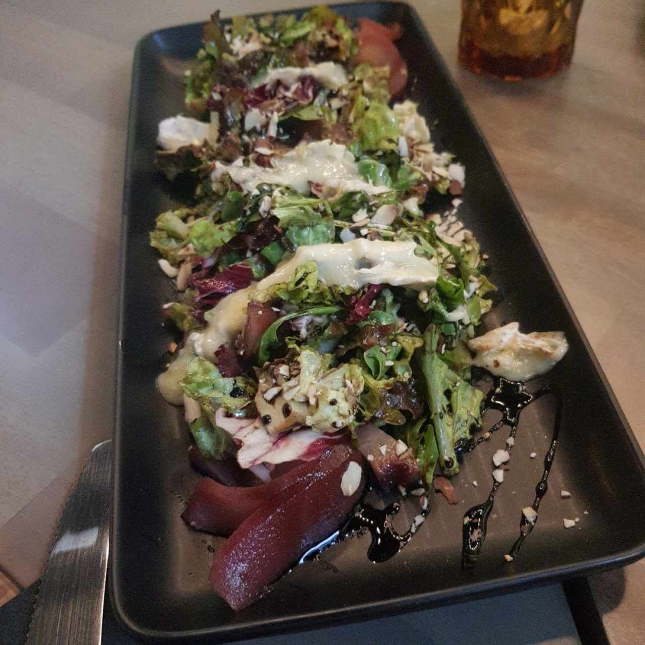 ensalada de abrie y pera al vino 