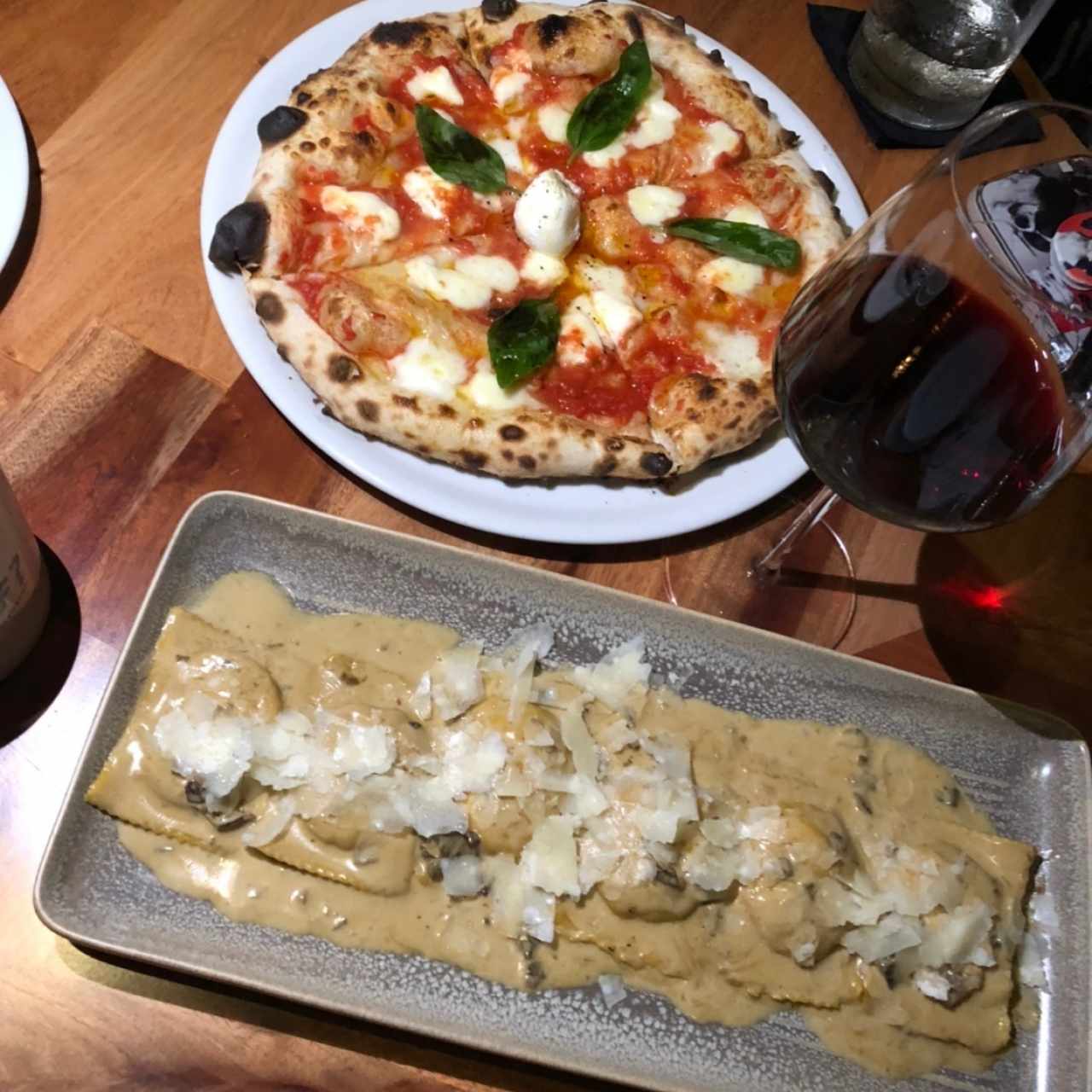 Pizza Margherita y raviolis trufados