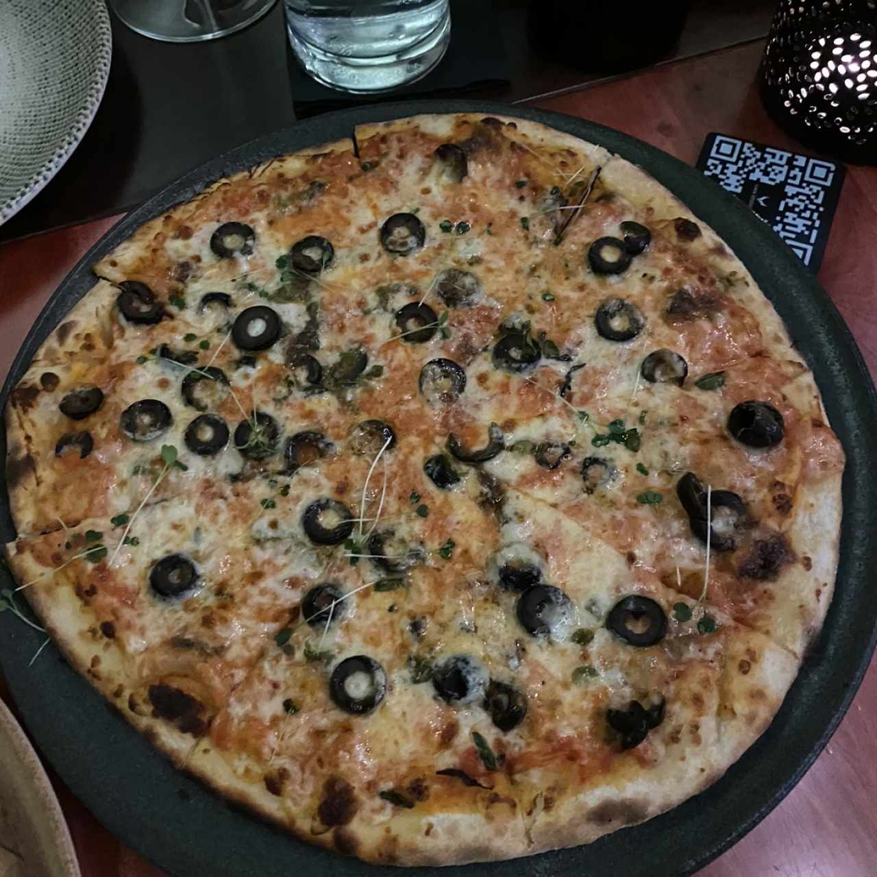 Pizza de anchoas y aceitunas negras
