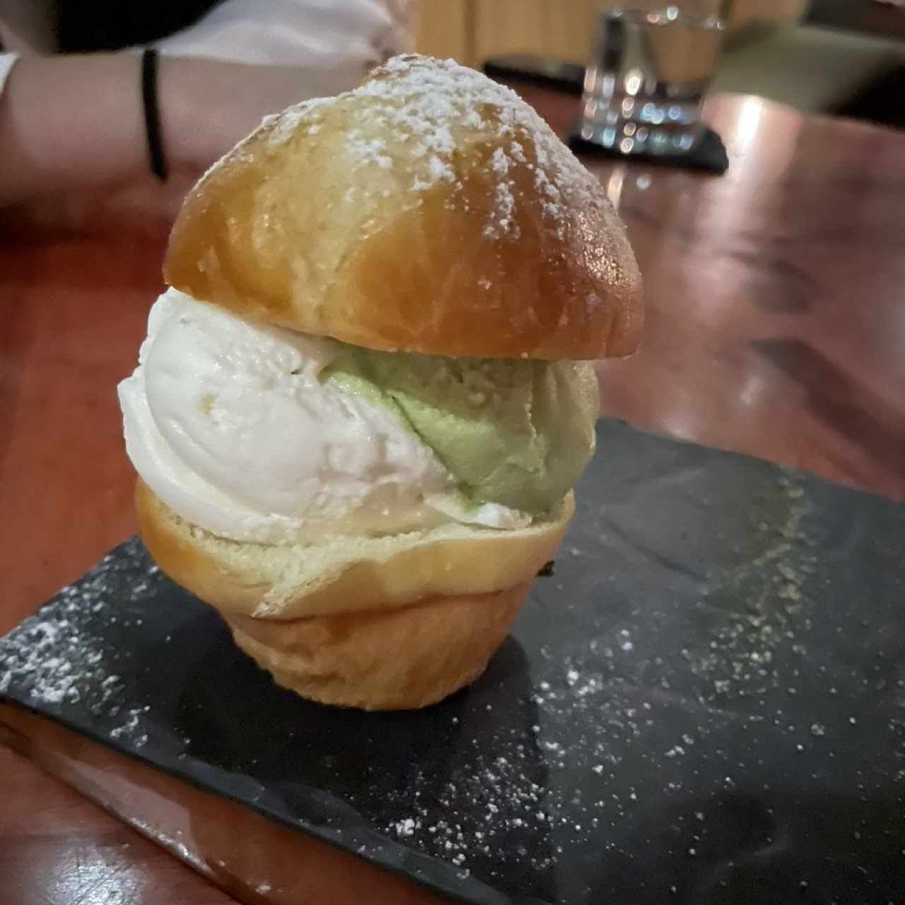 Helado con pan brioche