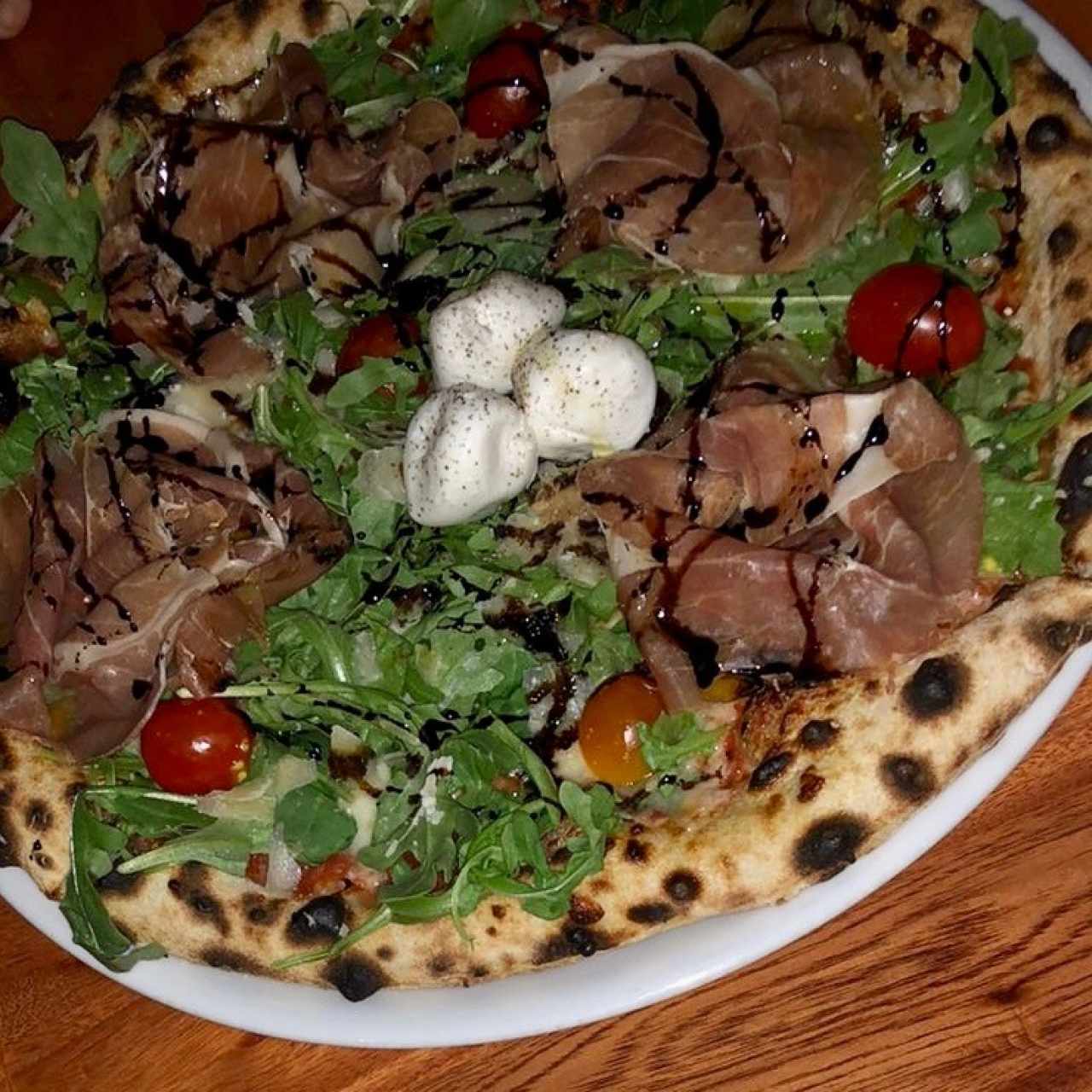 pizza de arugula con procciuto