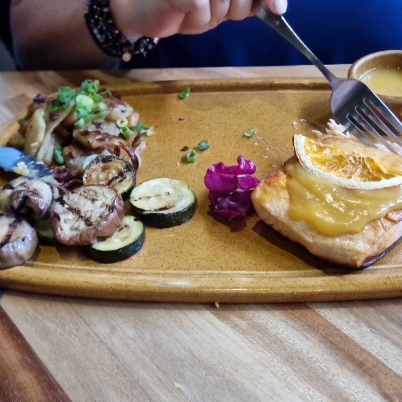salmon vegetales y papas salteadas