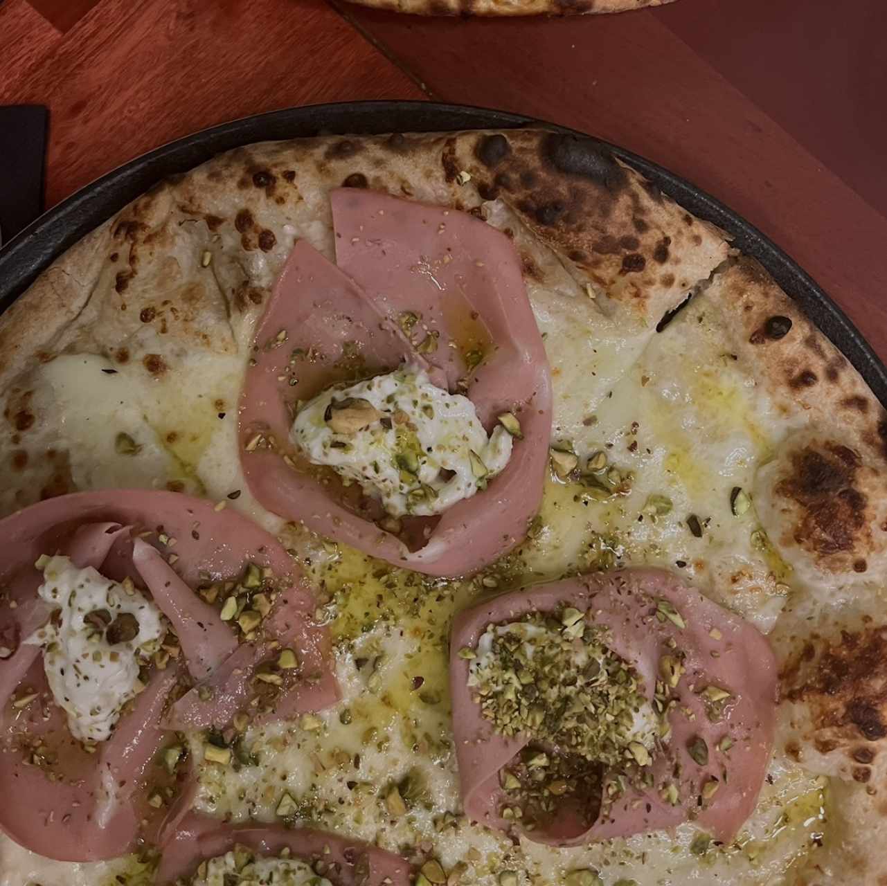 Pizza de Mortadella con Pistachio