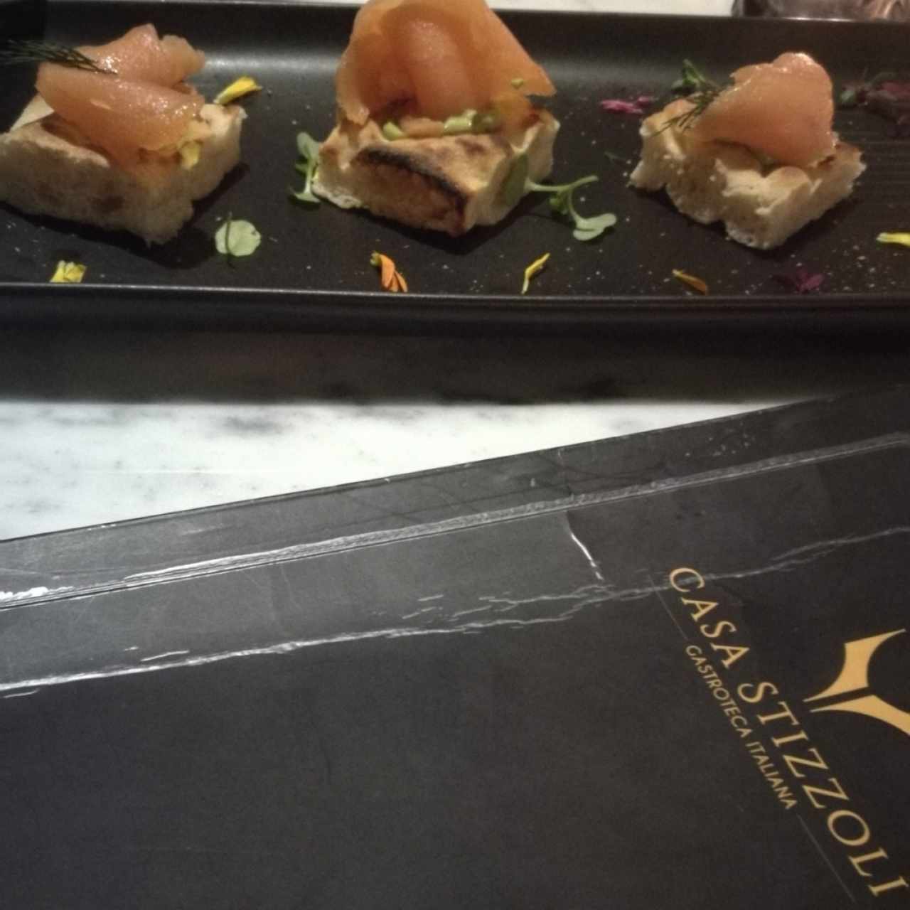 Trocitos de focacaccia con salmón