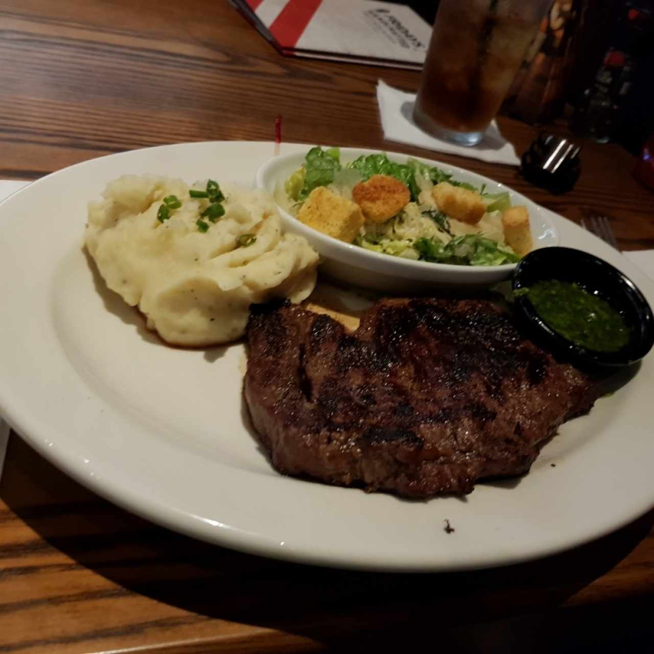 Steak con puré de papas y ajo. adicional una ensalada. 