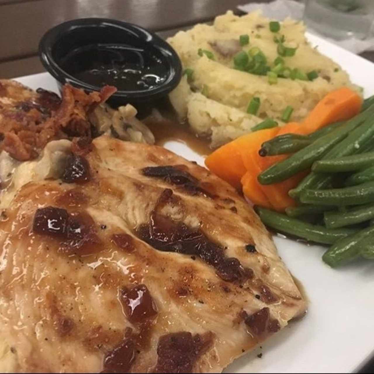 Filete de pollo con una deliciosa salsa de cranberry, puré y vegetales 