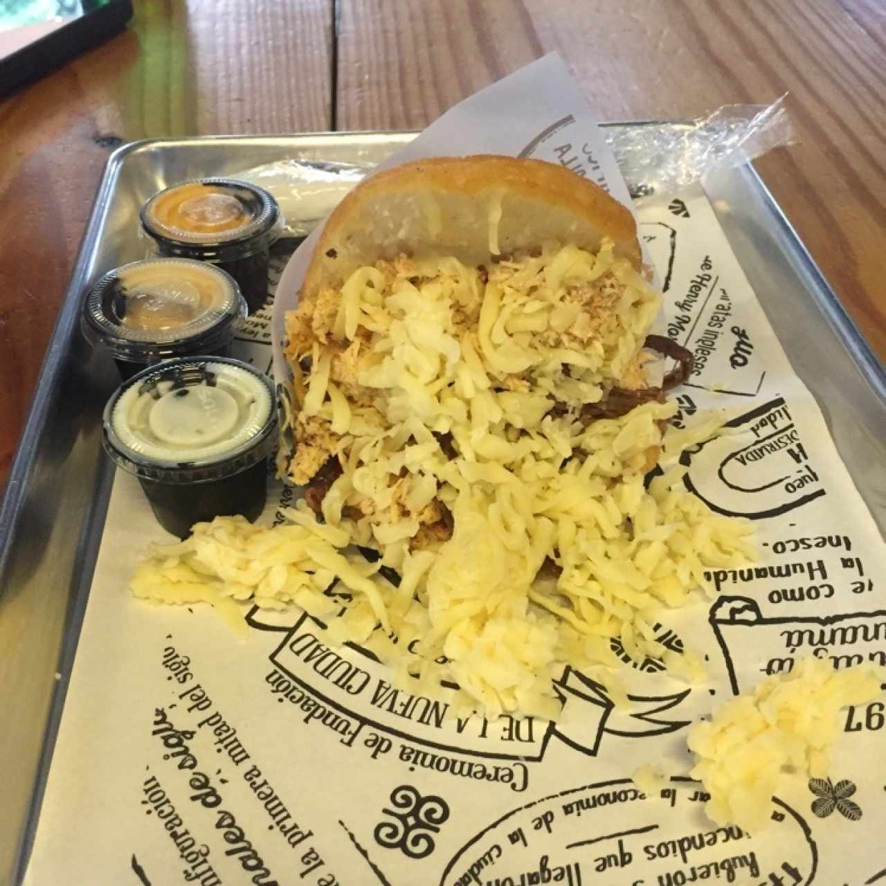 Arepa de pollo, ropa vieja y queso gouda