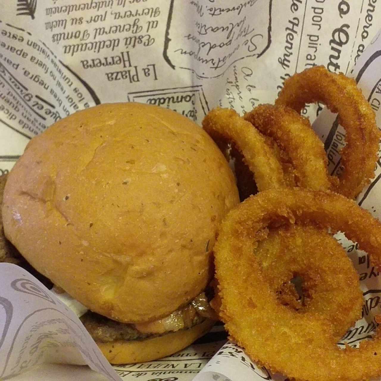 casco viejo burger con aros de cebolla