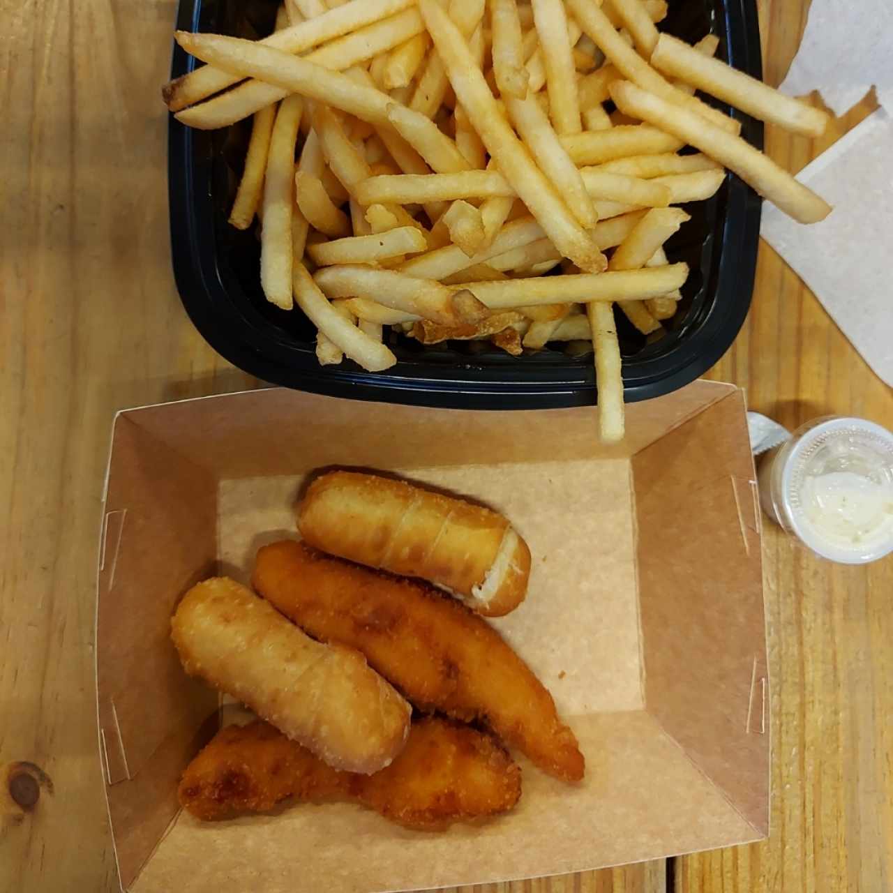 menú de niños: tequeños, chicken tenders y papitas