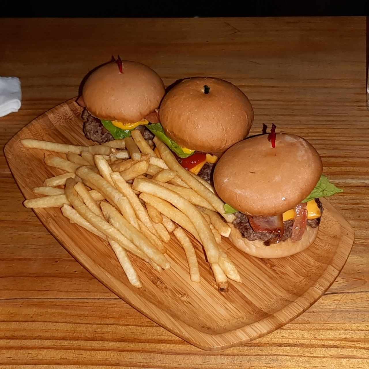 Degustacion de Mini Hamburguesas con queso y bacon