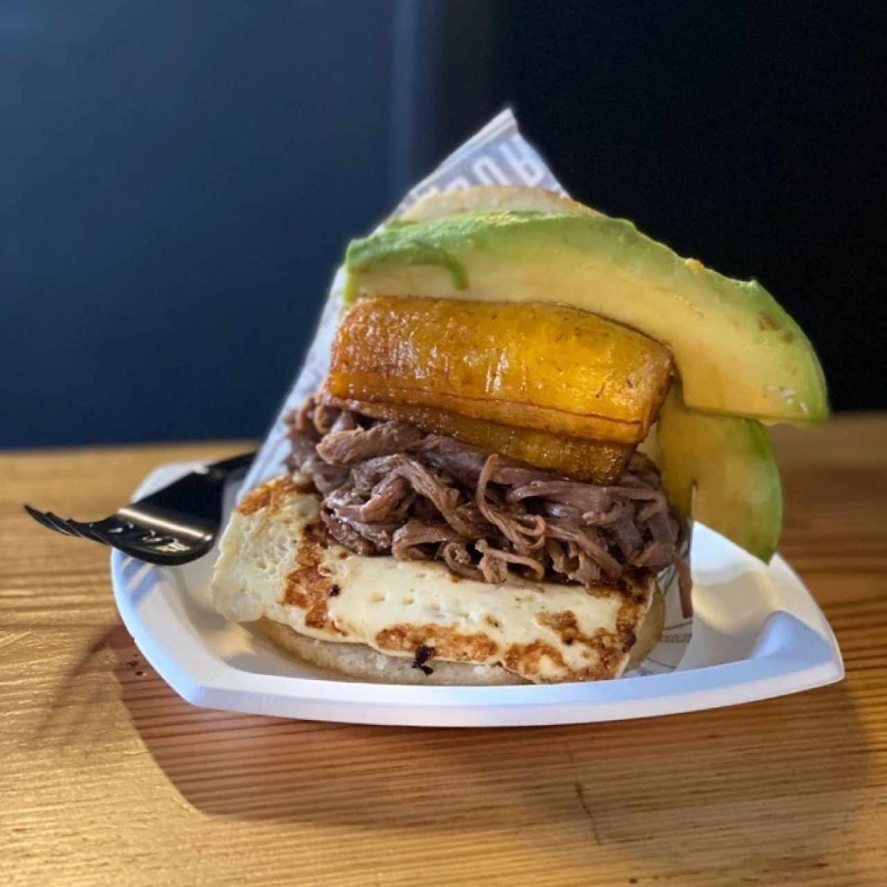 Arepa de 4 sabores (aguacate, tajada, ropa vieja y queso).