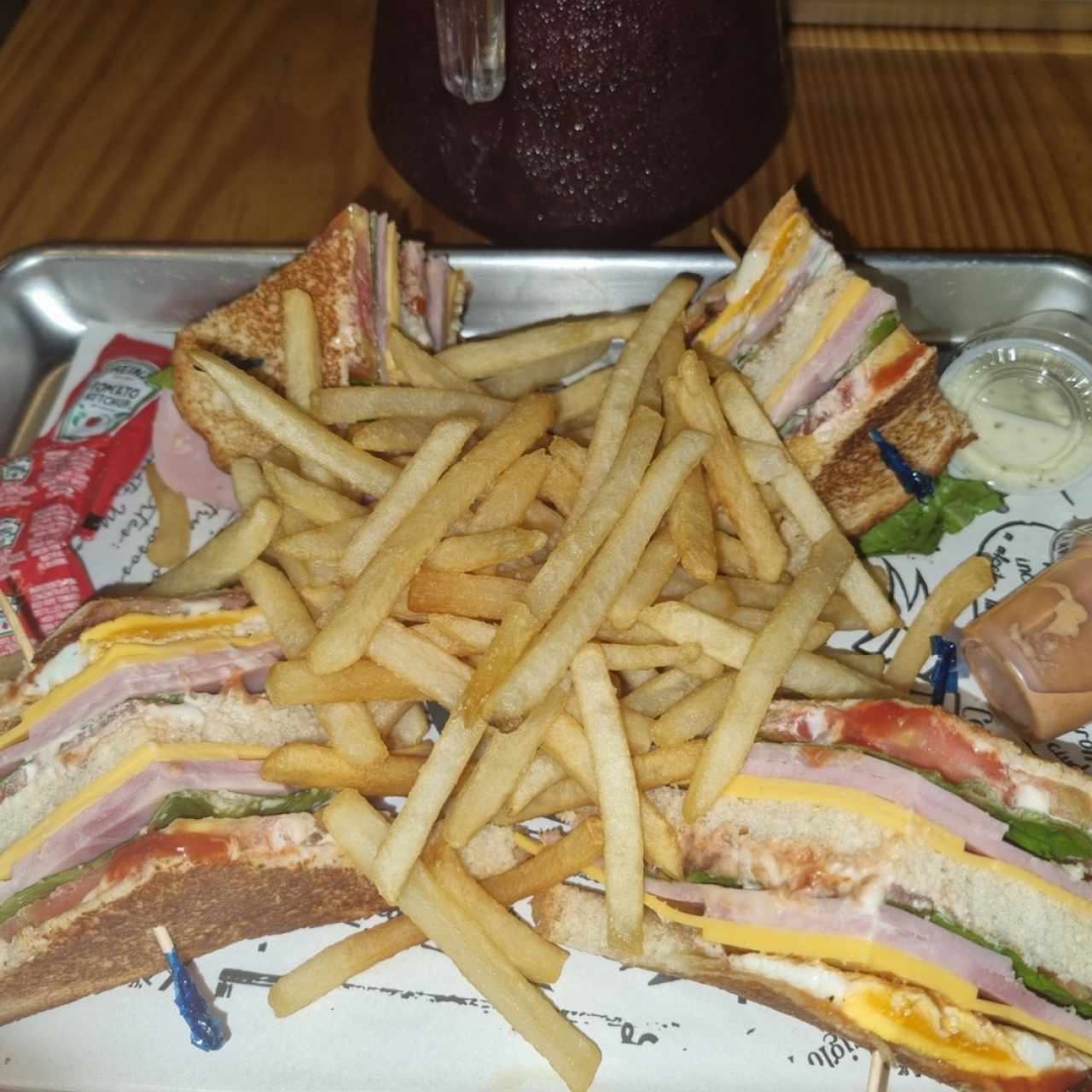 Platos Especiales - Club Sándwich Tradicional