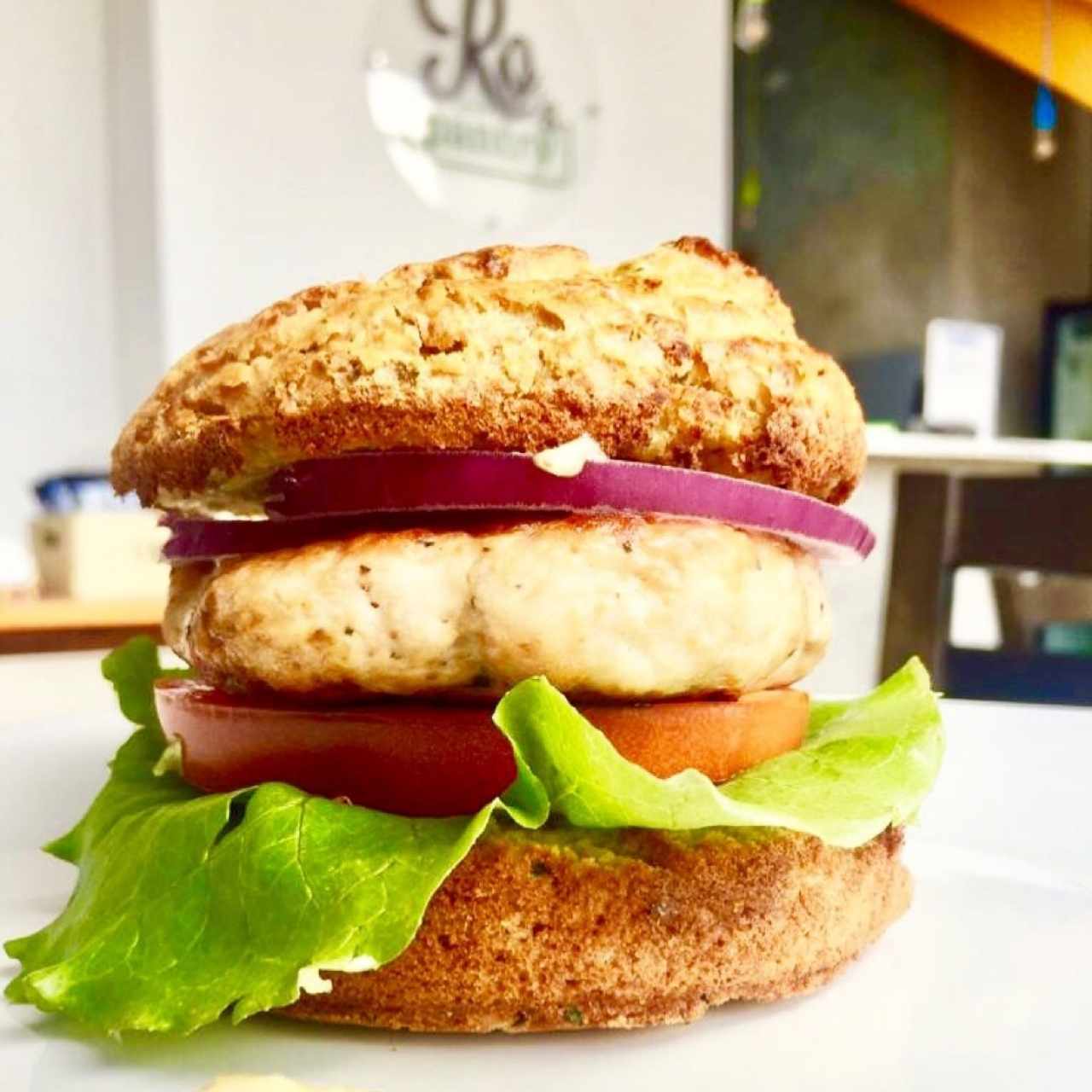 Hamburguesa de Pollo en pan de harina de yuca y arroz!