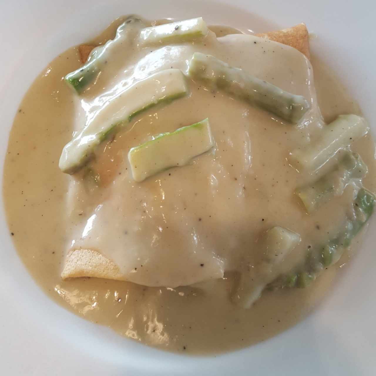 crepes de pollo, espinaca y espárragos 