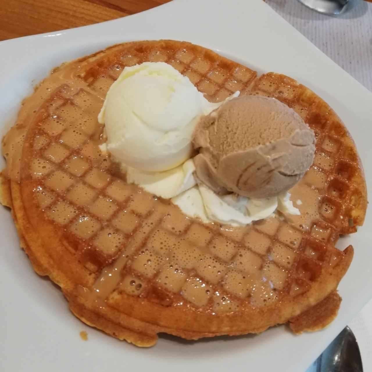 waffle de leche condensada con helado de vainilla