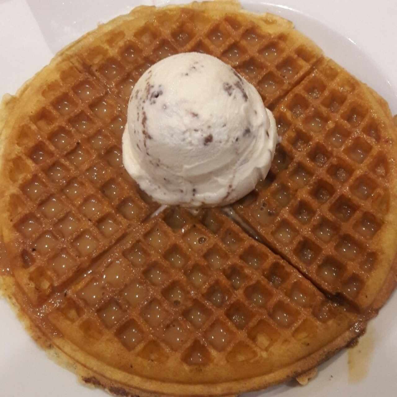 Waffle clásico con helado de brownie