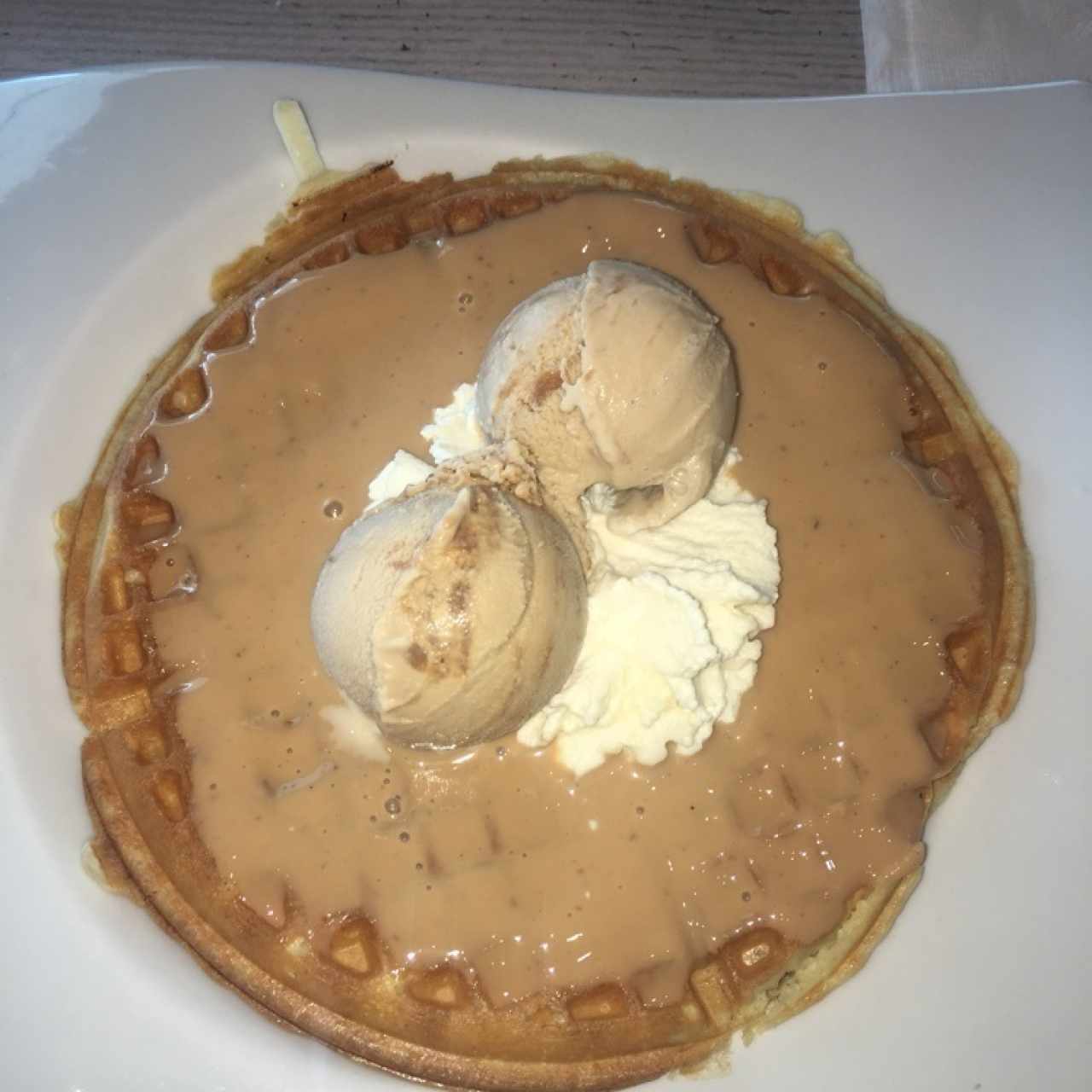 waffle con helado de arequipe 