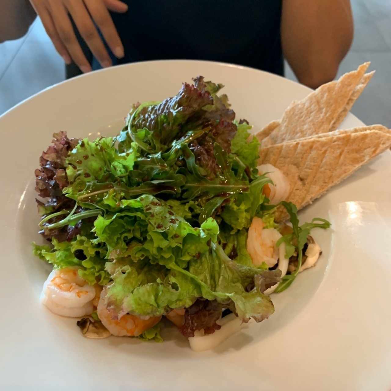 ensalada con camarones