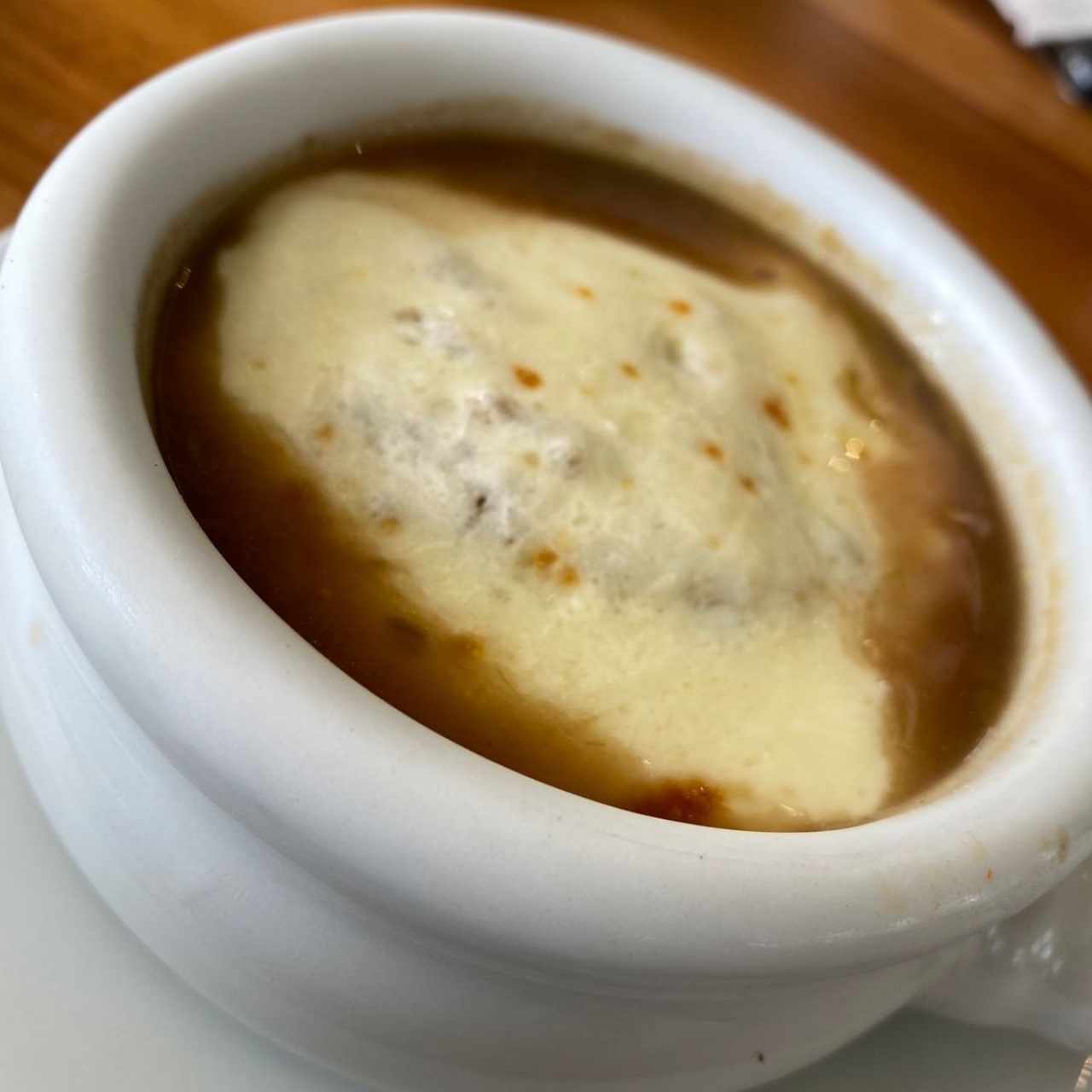 sopa de cebolla gratinada