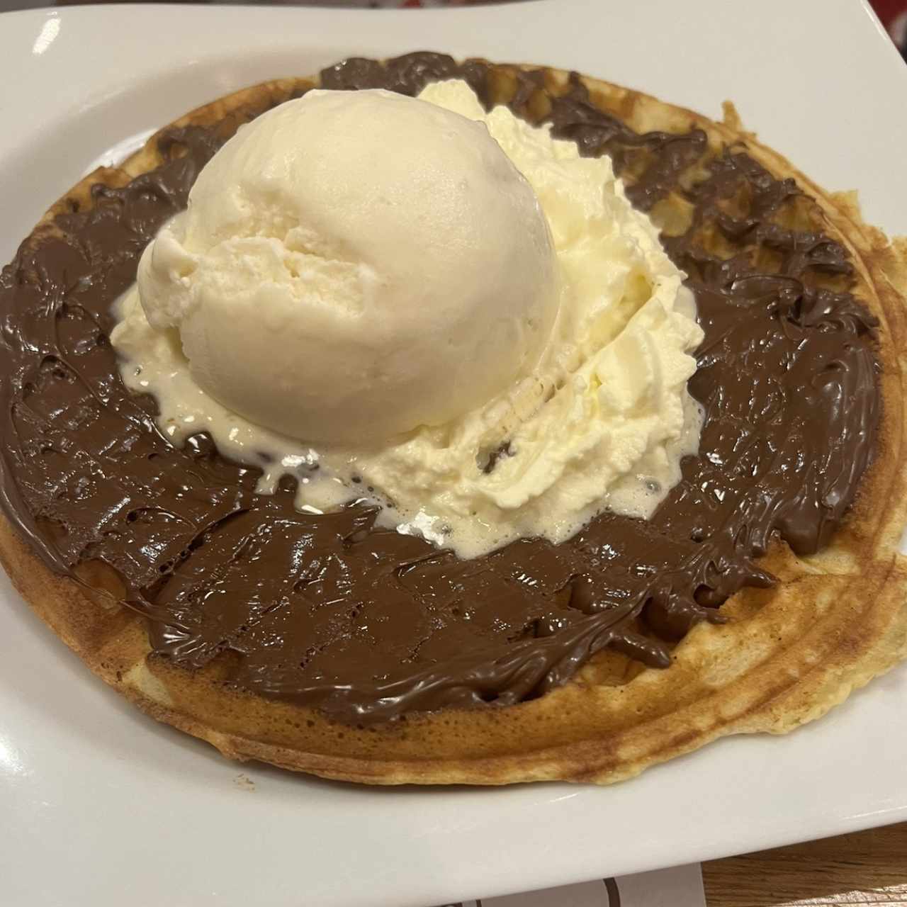 Waffle con Nutella y helado 