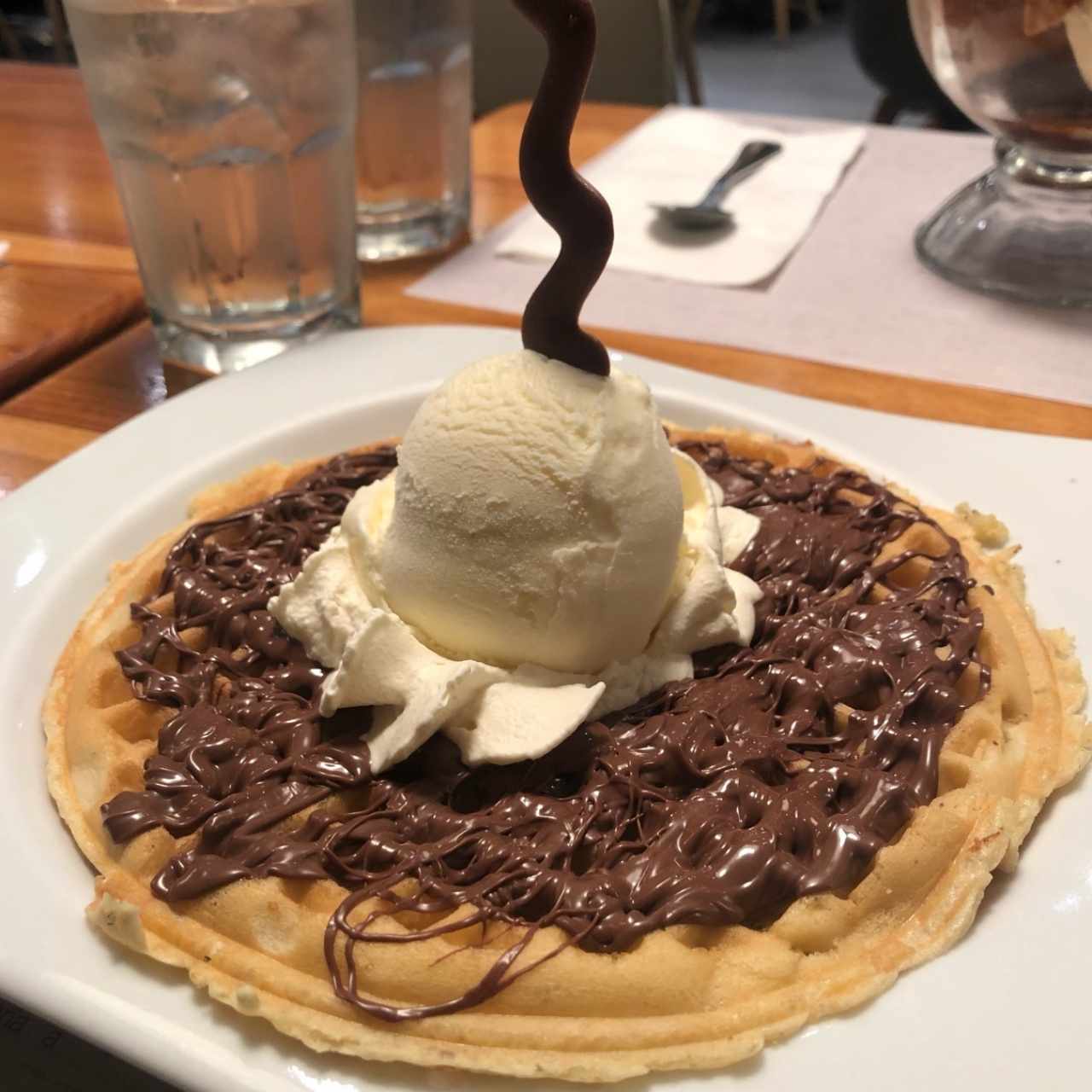 Waffle con nutella y helado de vainilla
