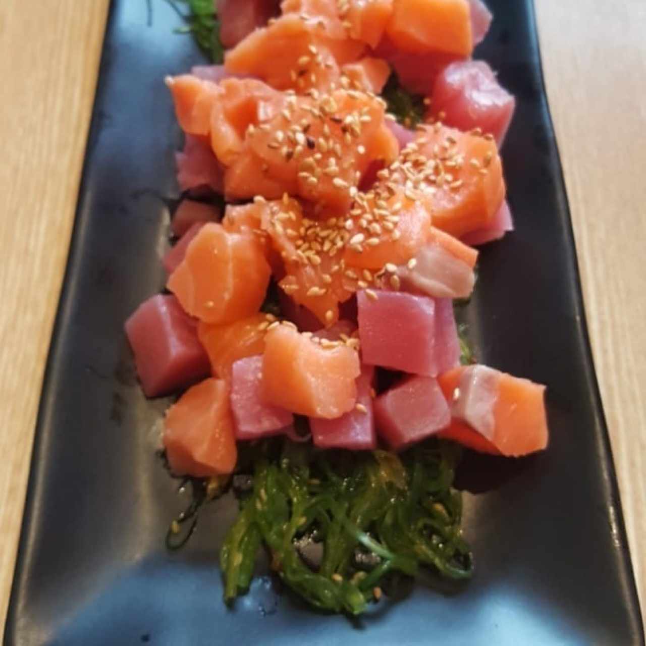 Poke Salad, exquisitos dados de salmón y atún en una cama de wakame.