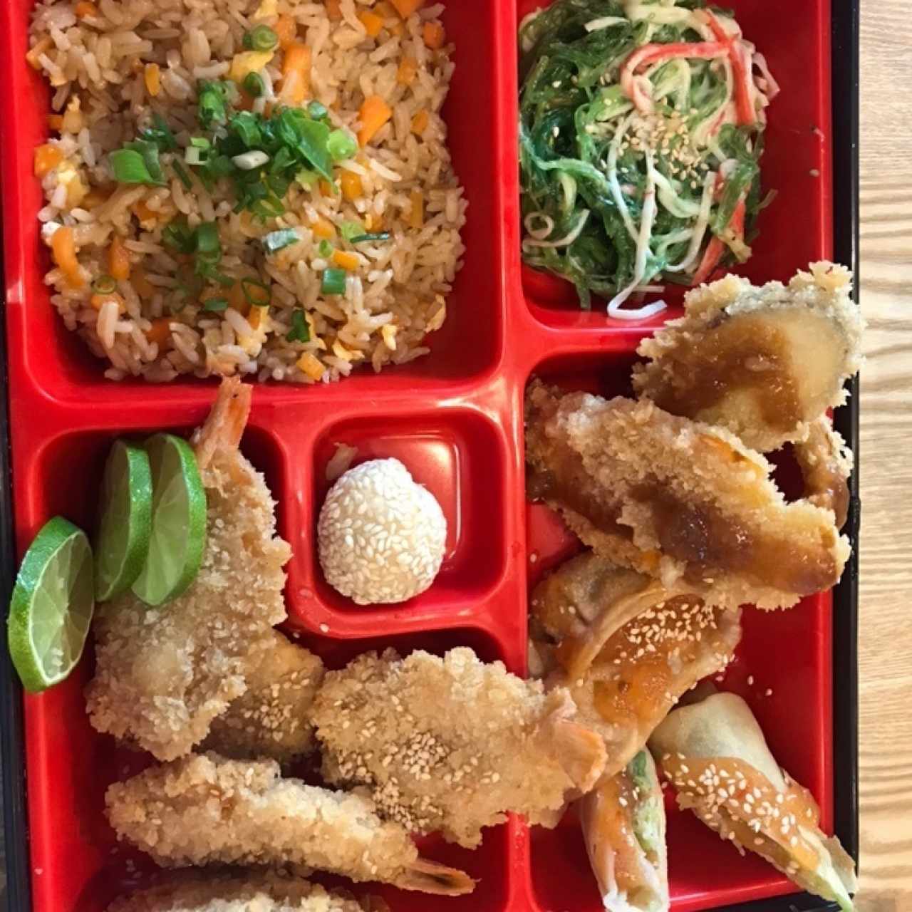 Bento box con camarones apanados 