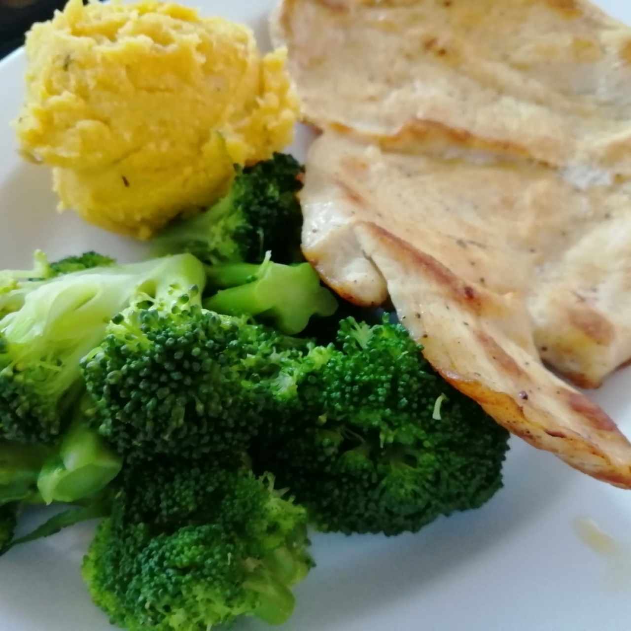 Pollo a la plancha con brócoli y puré de zapallo