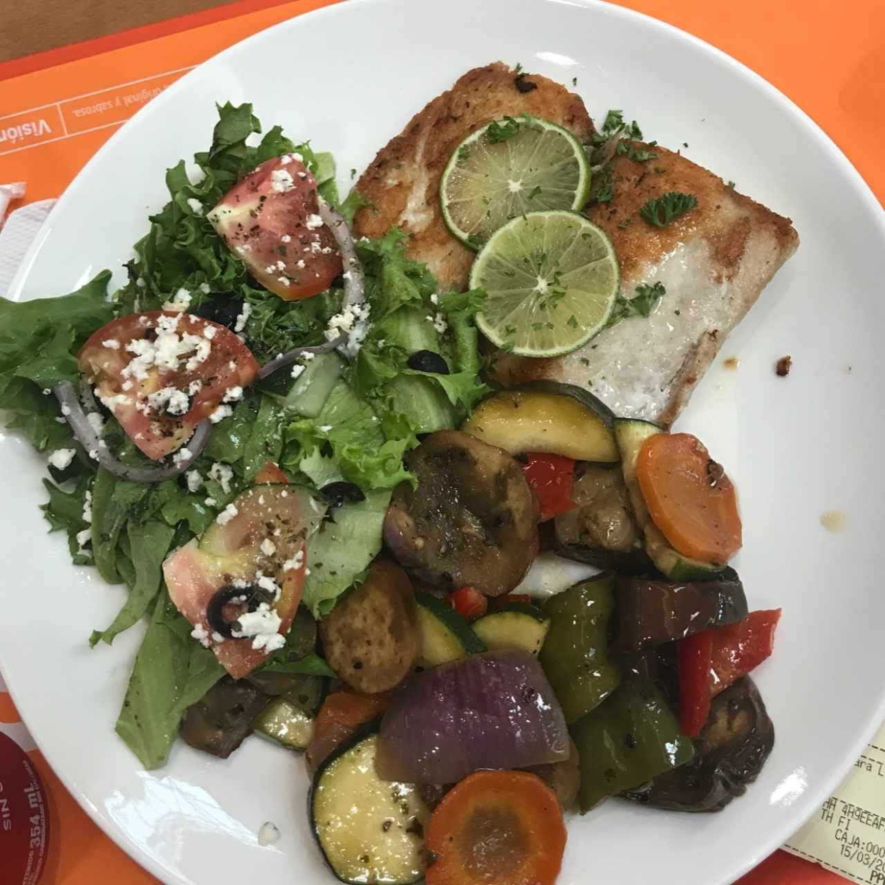 white fish con vegetales y ensalada griega 
