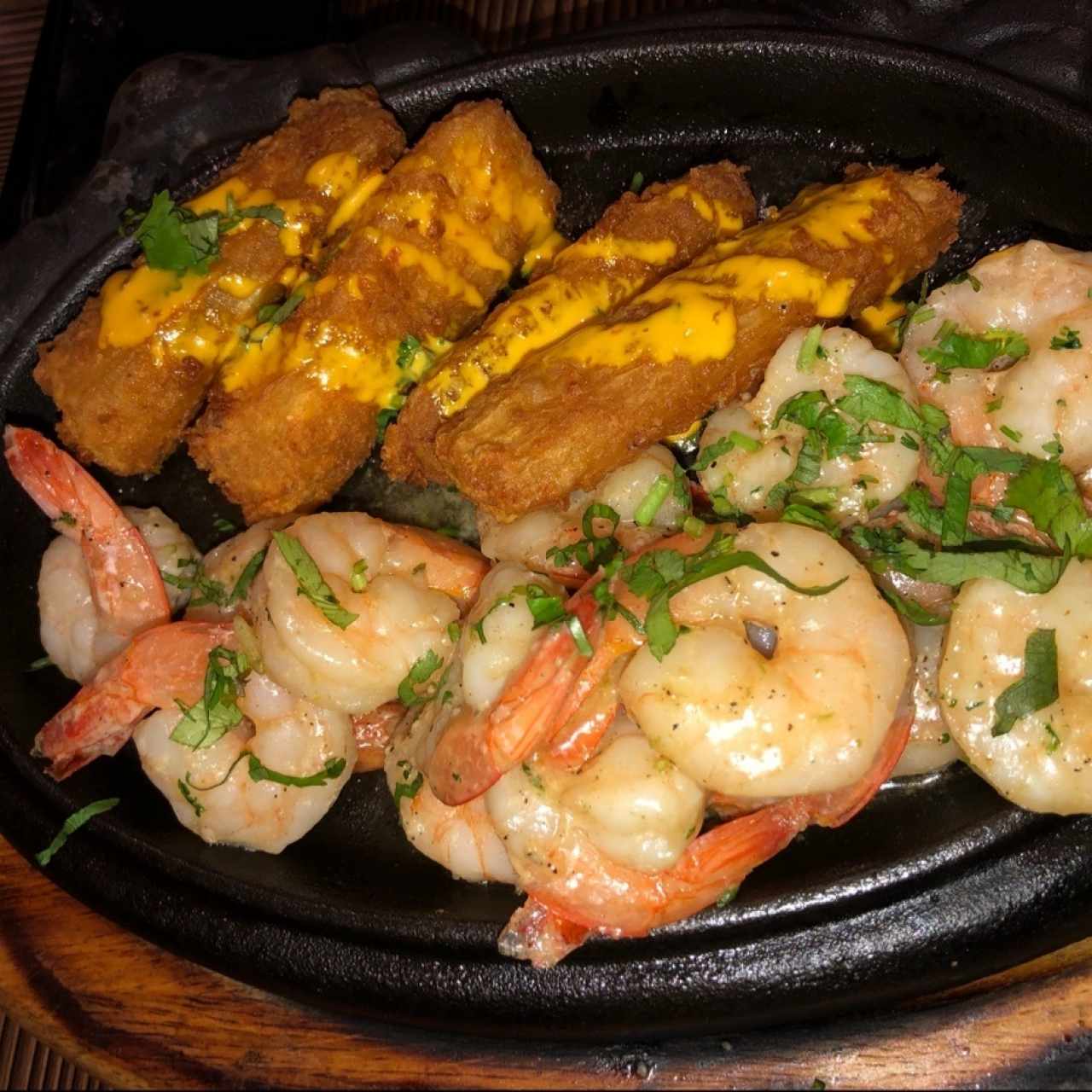 camarones al ajillo con yuca frita