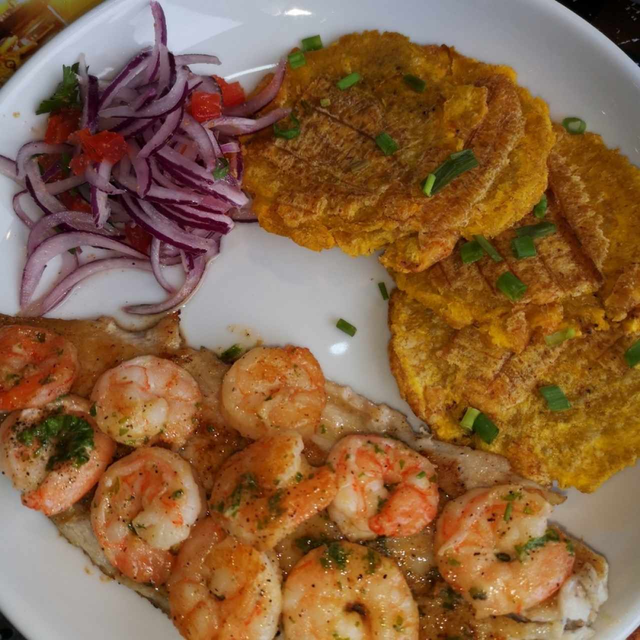 Pescado con camarones al ajillo