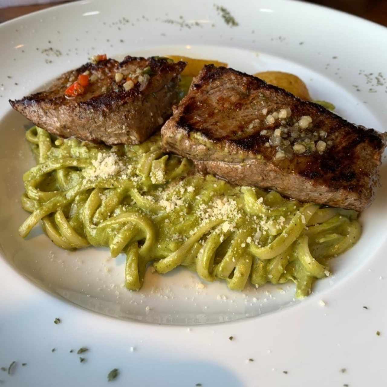 churrasco con pasta al pesto