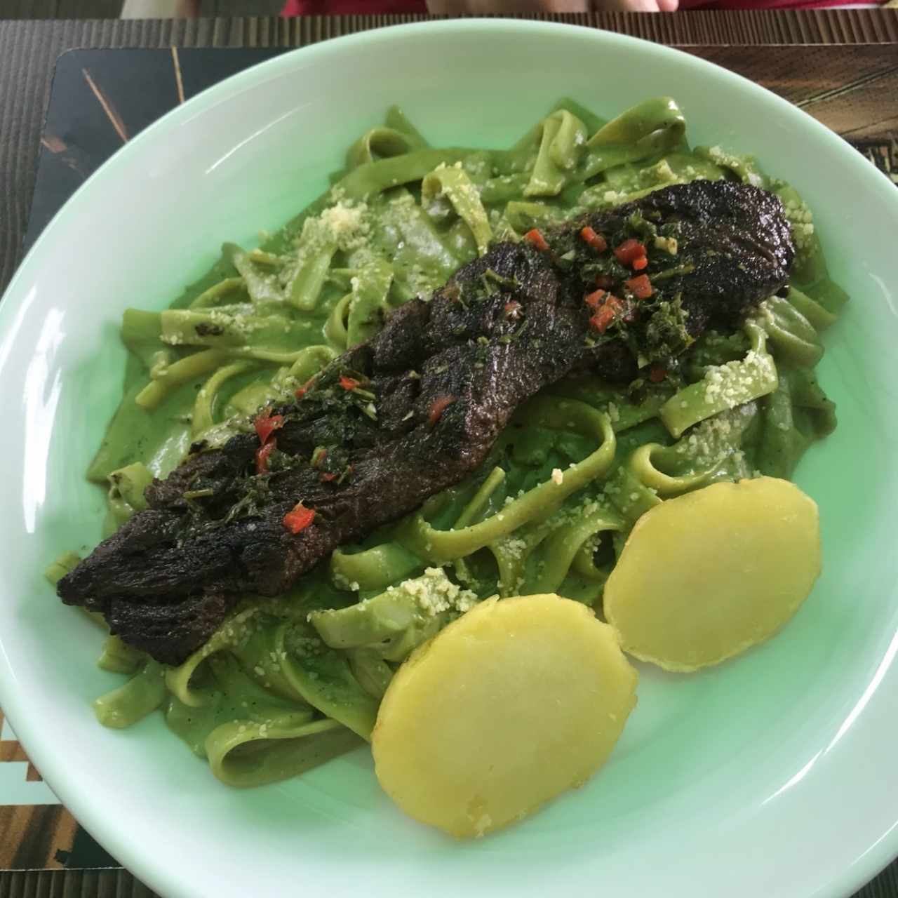 Fettuccine al pesto con churrasco