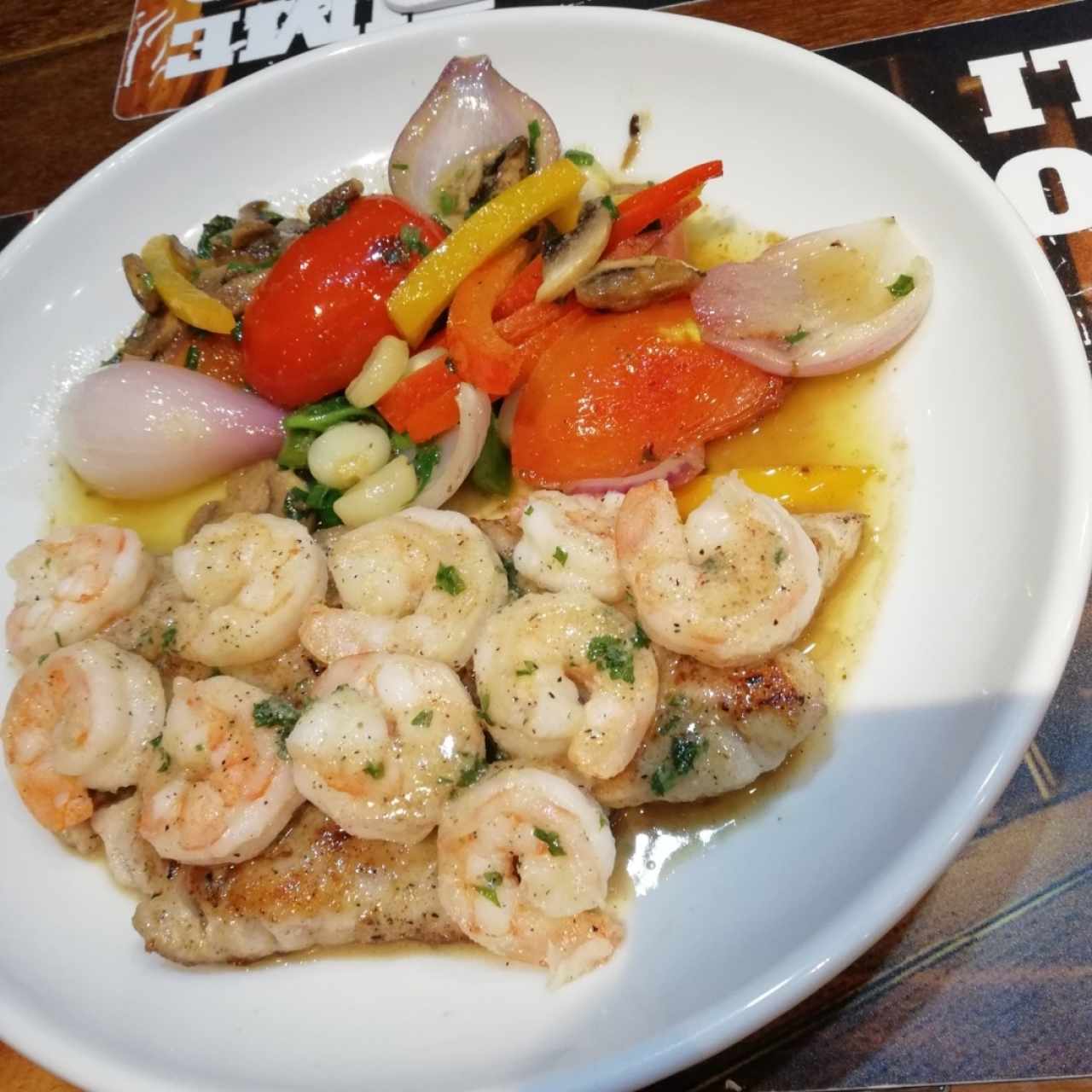 Filete de convina con camarones y vegetales salteados