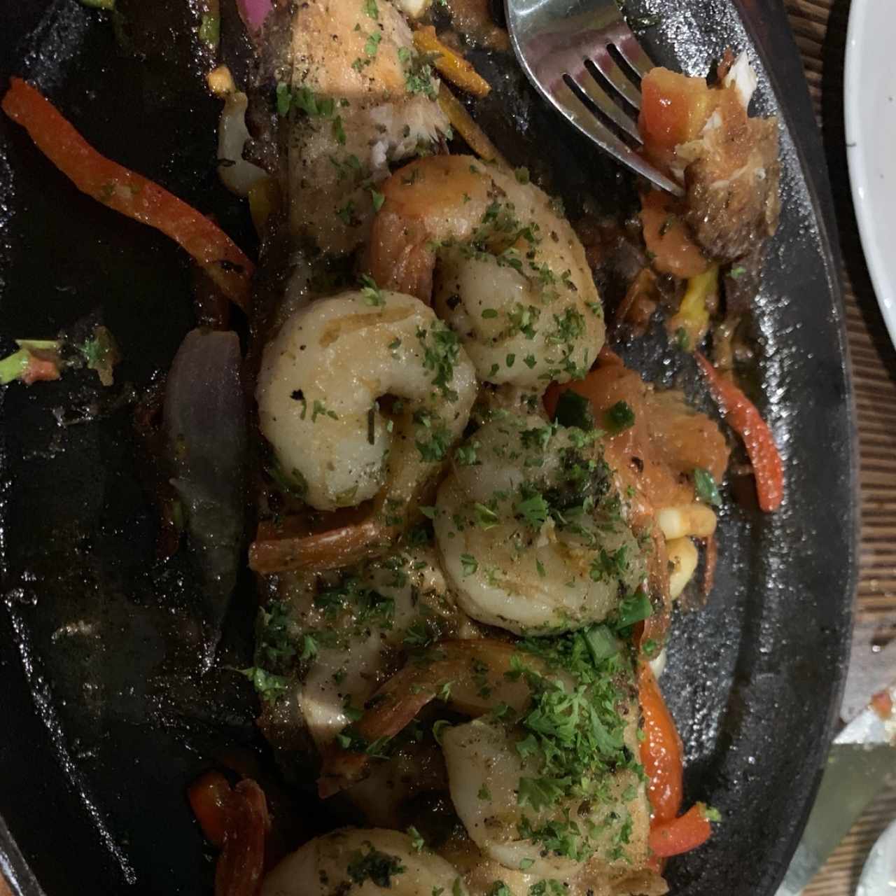 Especial de Corvina con camarones al ajillo