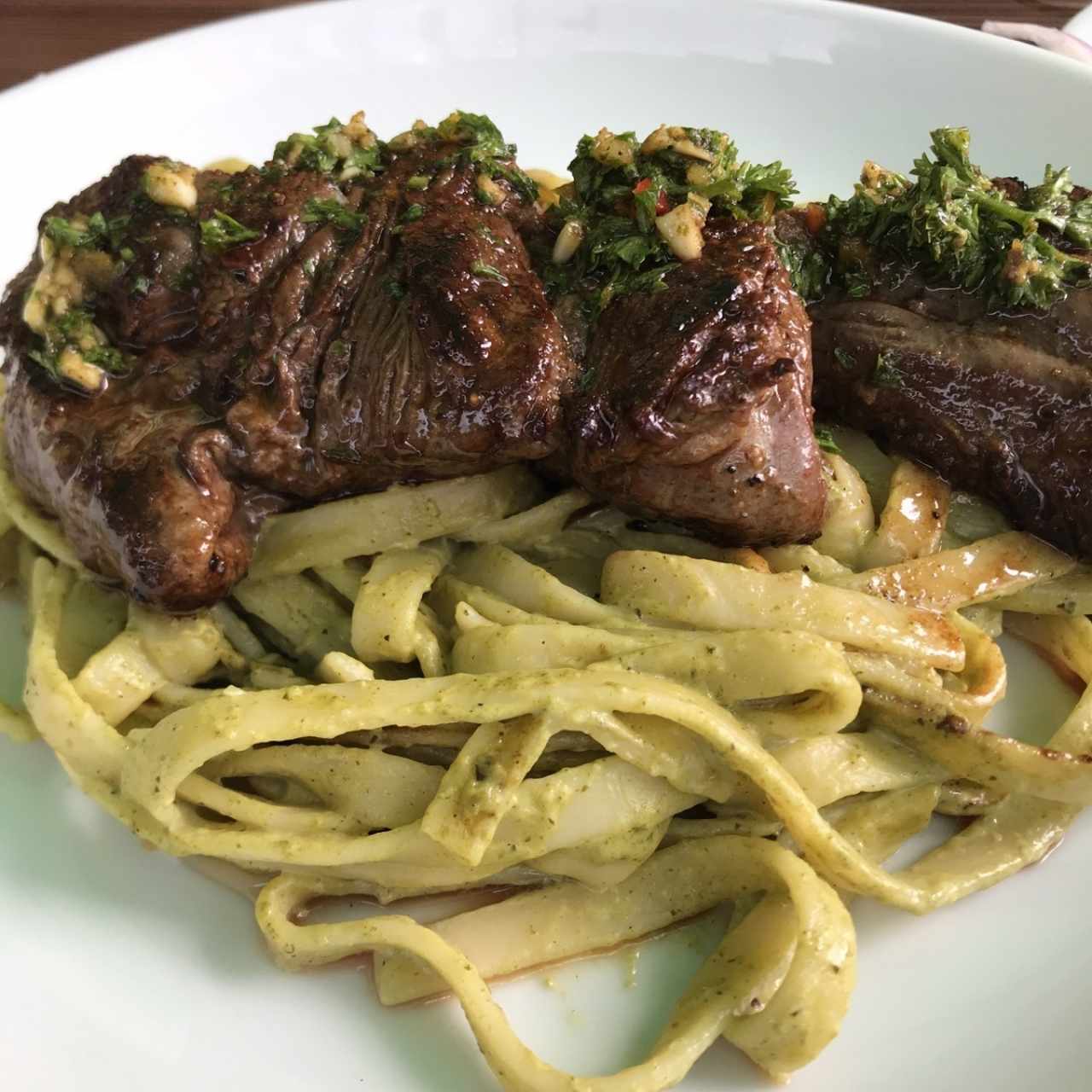 tallarines verdes con churrasco