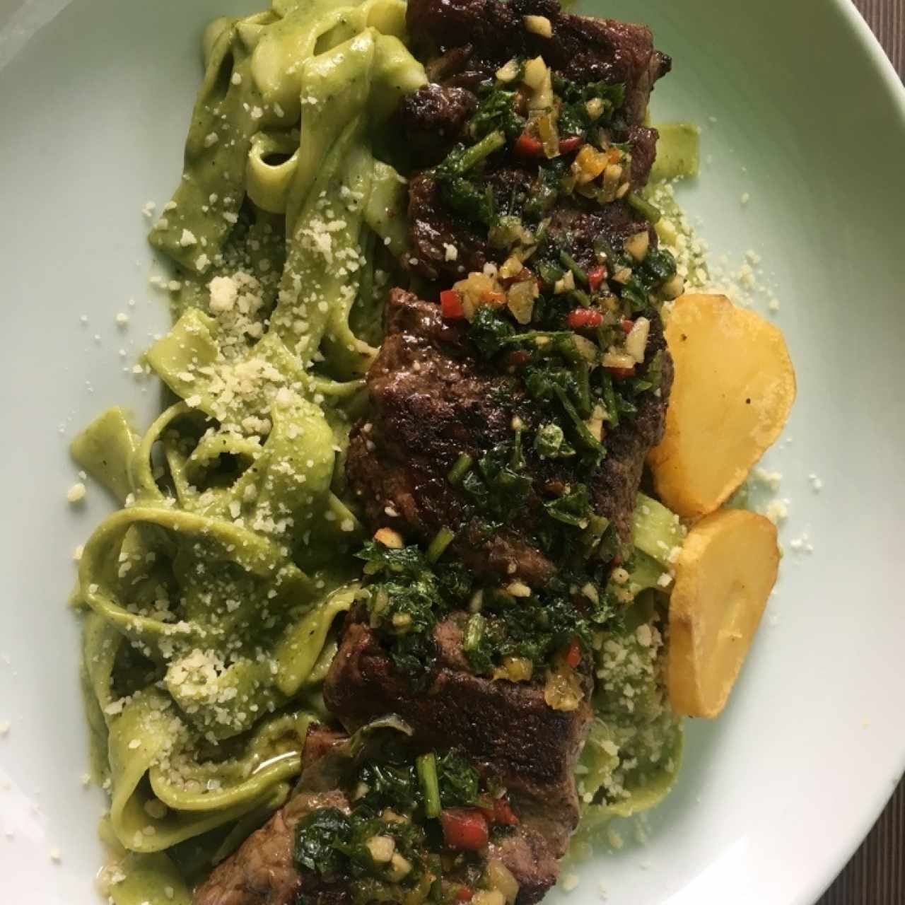 tallarin al pesto con churrasco