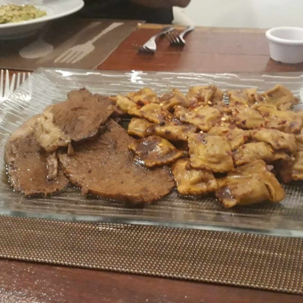 AGNOLOTTI DI CARNE AL SUGO D'ARROSTO CON BRISKET AL VINO ROSSO