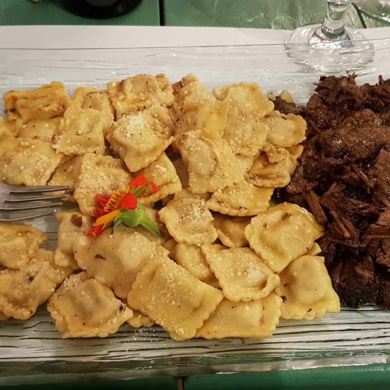 AGNOLOTTI DI CARNE AL SUGO D'ARROSTO CON BRISKET AL VINO ROSSO