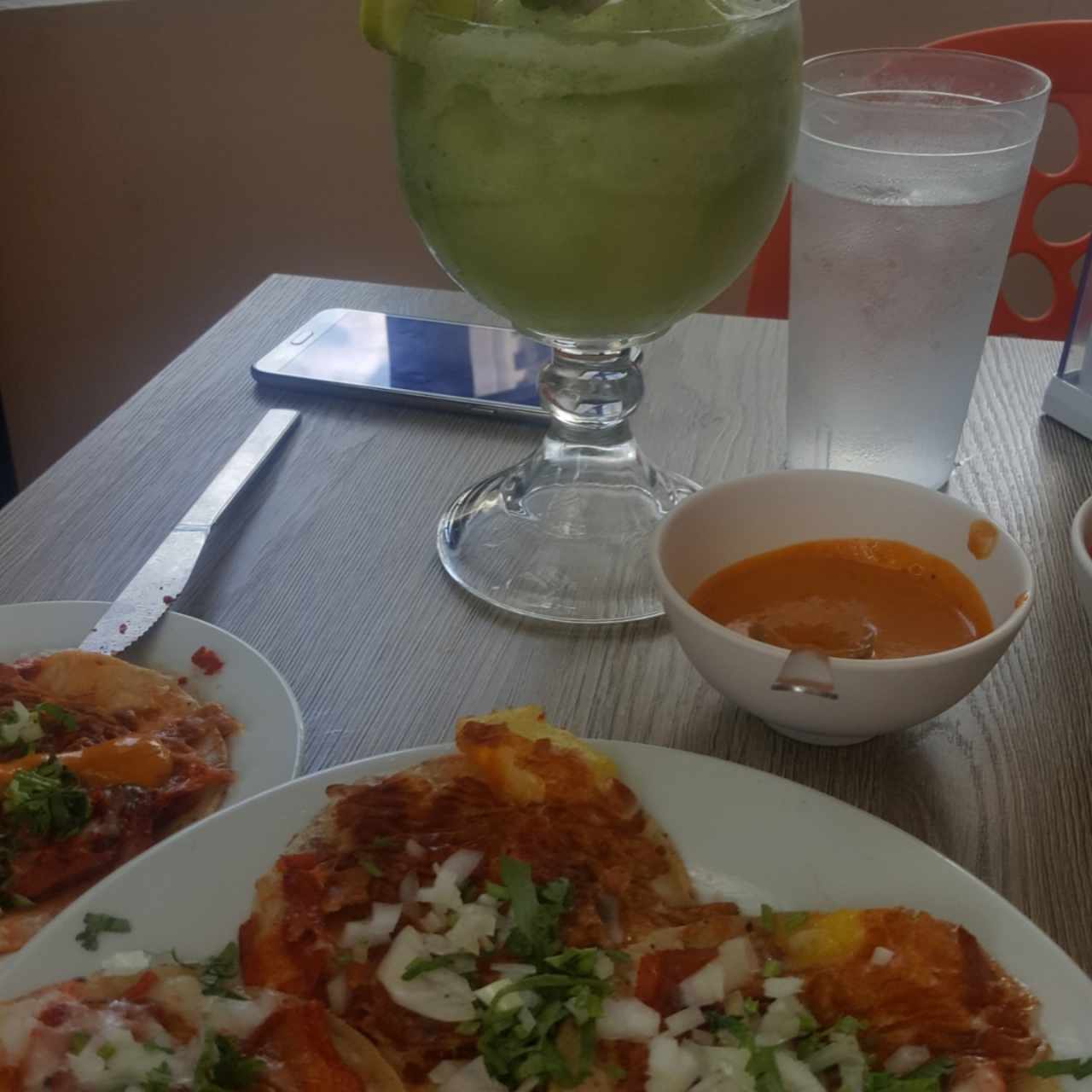 limonada con hierba buena y tacos al pastor con queso y tortilla de maíz 