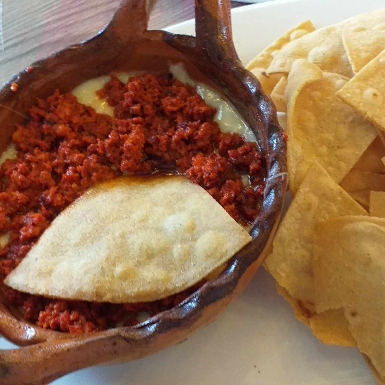 Queso fundido de chorizo 