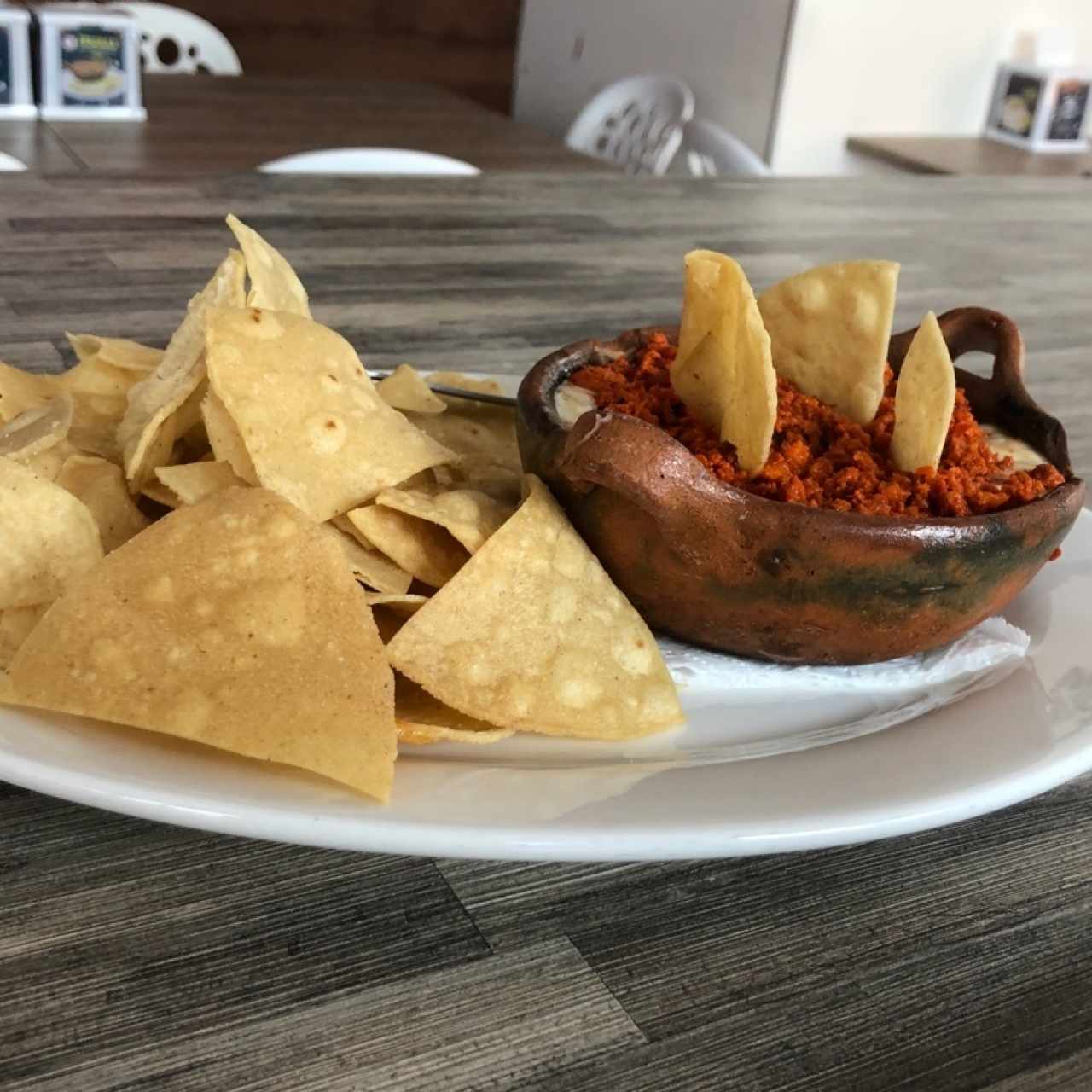 queso fundido con chorizo