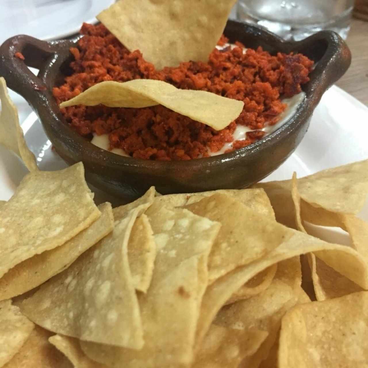 queso fundido con chorizo