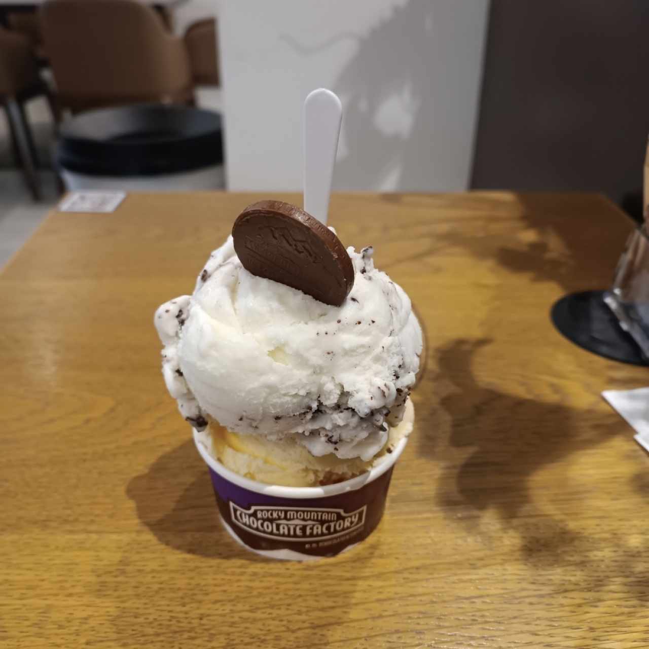 Helado de stracciatella y vainilla