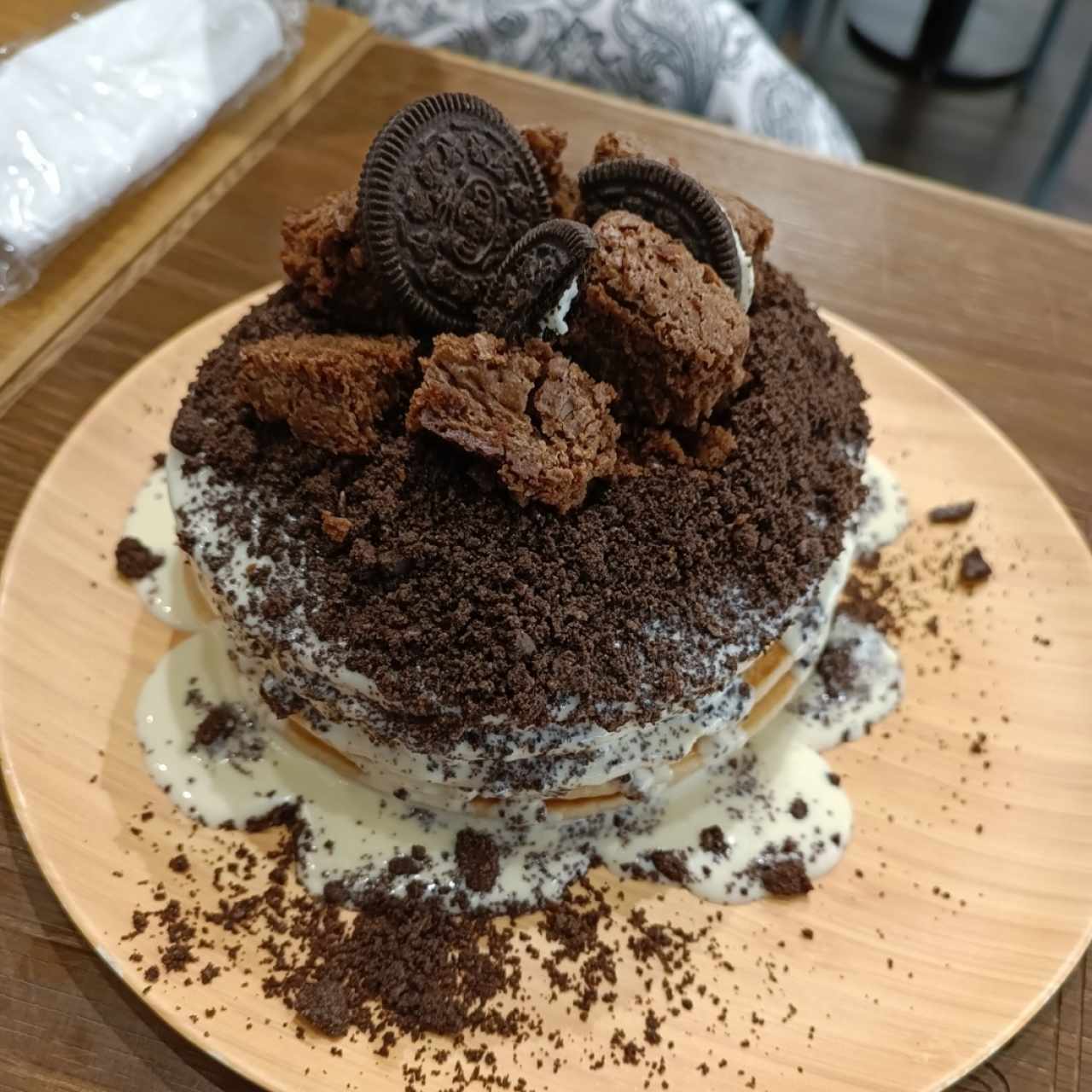 Pancake con brownie, galleta oreo y chocolate blanco